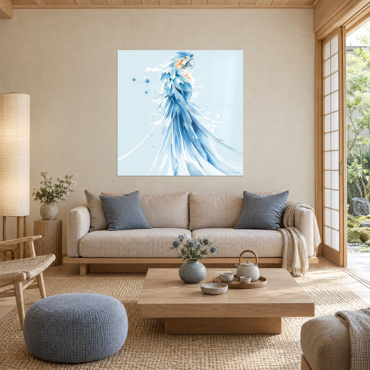 Tableau ara aquarelle aux plumes bleu ciel et blanches, bec gris, touches orange, au-dessus d'un canapé dans un salon lumineux