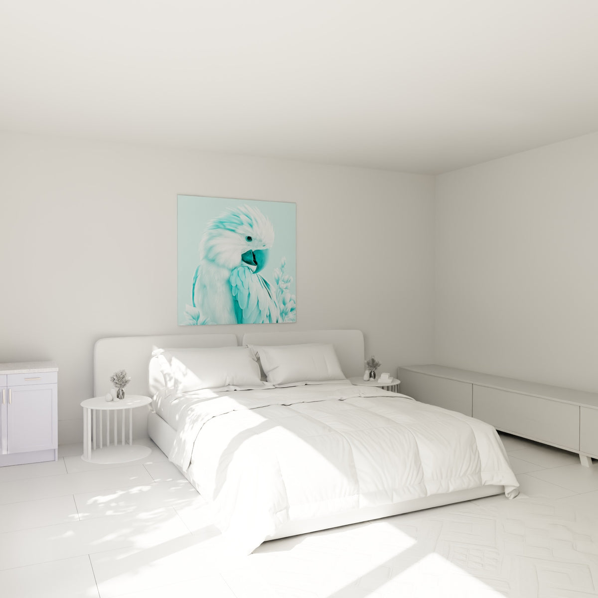 Perroquet aux plumes blanches et turquoise, bec bleu profond, au-dessus d'un lit dans une chambre claire
