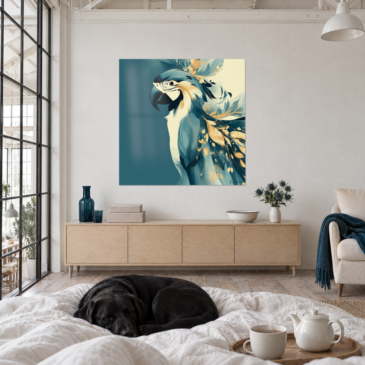 Tableau portrait d'ara aux éclaboussures ocre sur fond bleu canard, au-dessus d'un lit dans une chambre claire