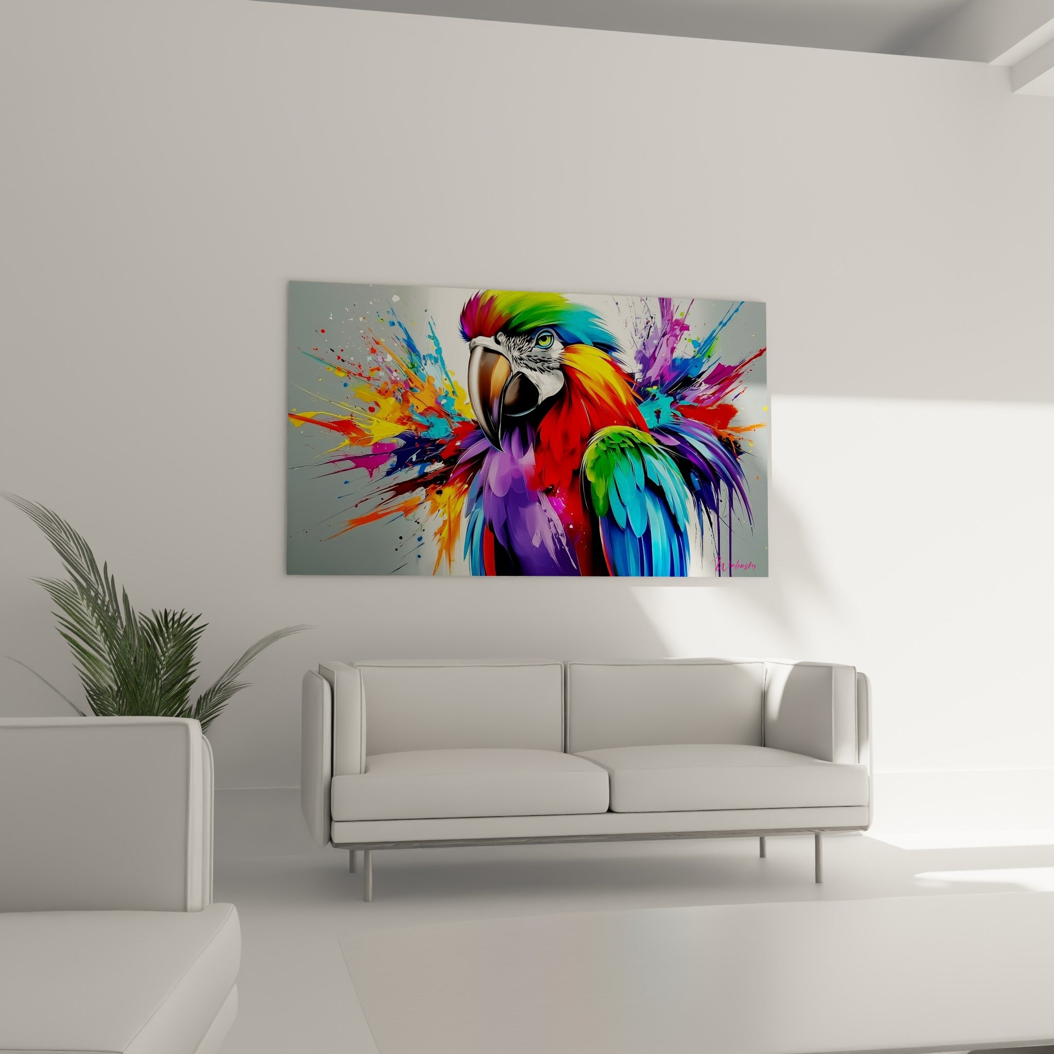 Plumage flamboyant bleu et violet du perroquet exposé au-dessus d'un canapé dans un salon lumineux