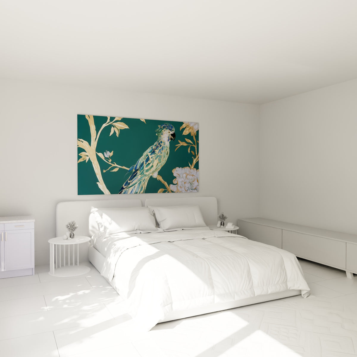 Oiseau exotique bleu marine et blanc entouré de fleurs dorées, accroché au-dessus d'un lit dans une chambre claire