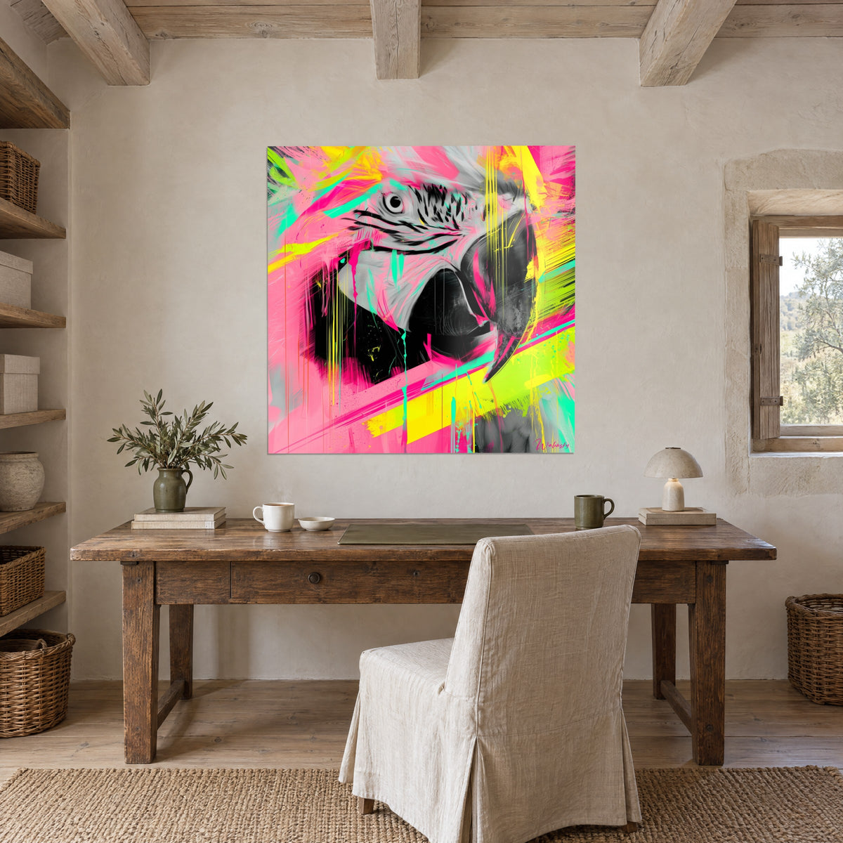 Tableau bec d'ara noir luisant, traits de pinceau jaune électrique et rose, accroché au-dessus d'une table de bureau en bois brut