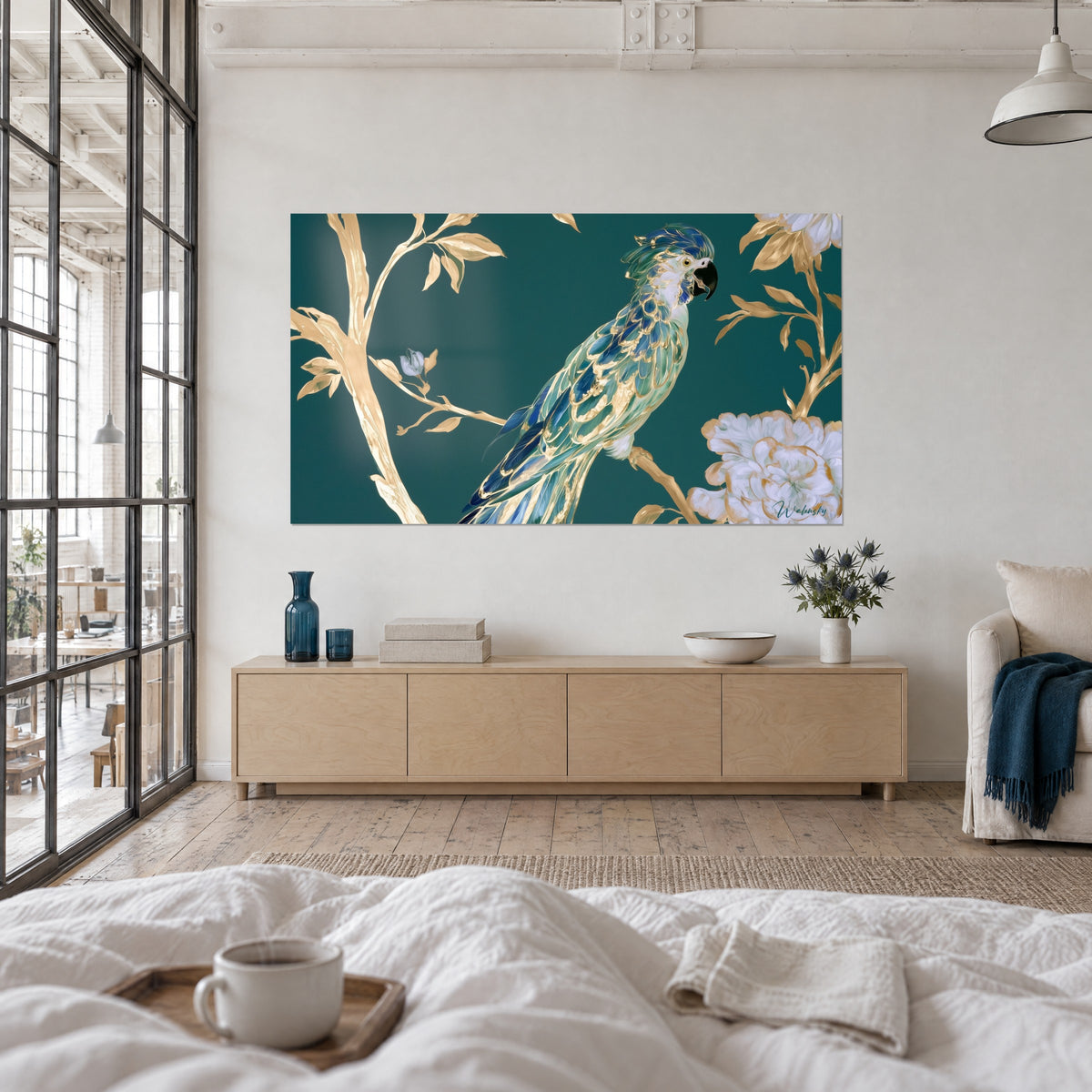 Tableau oiseau exotique au plumage turquoise et or sur fond vert sapin, accroché au-dessus d'un lit dans une chambre claire