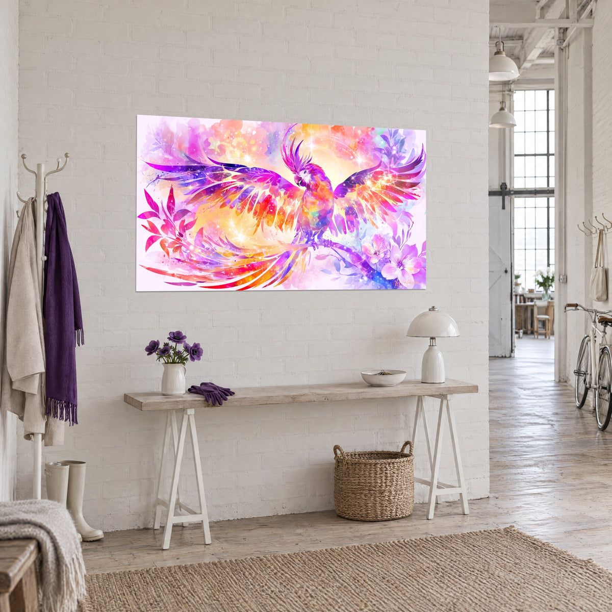 Tableau perroquet en plein envol, plumes magenta et jaune doré, branche mauve, accroché dans une entrée de loft d'artiste