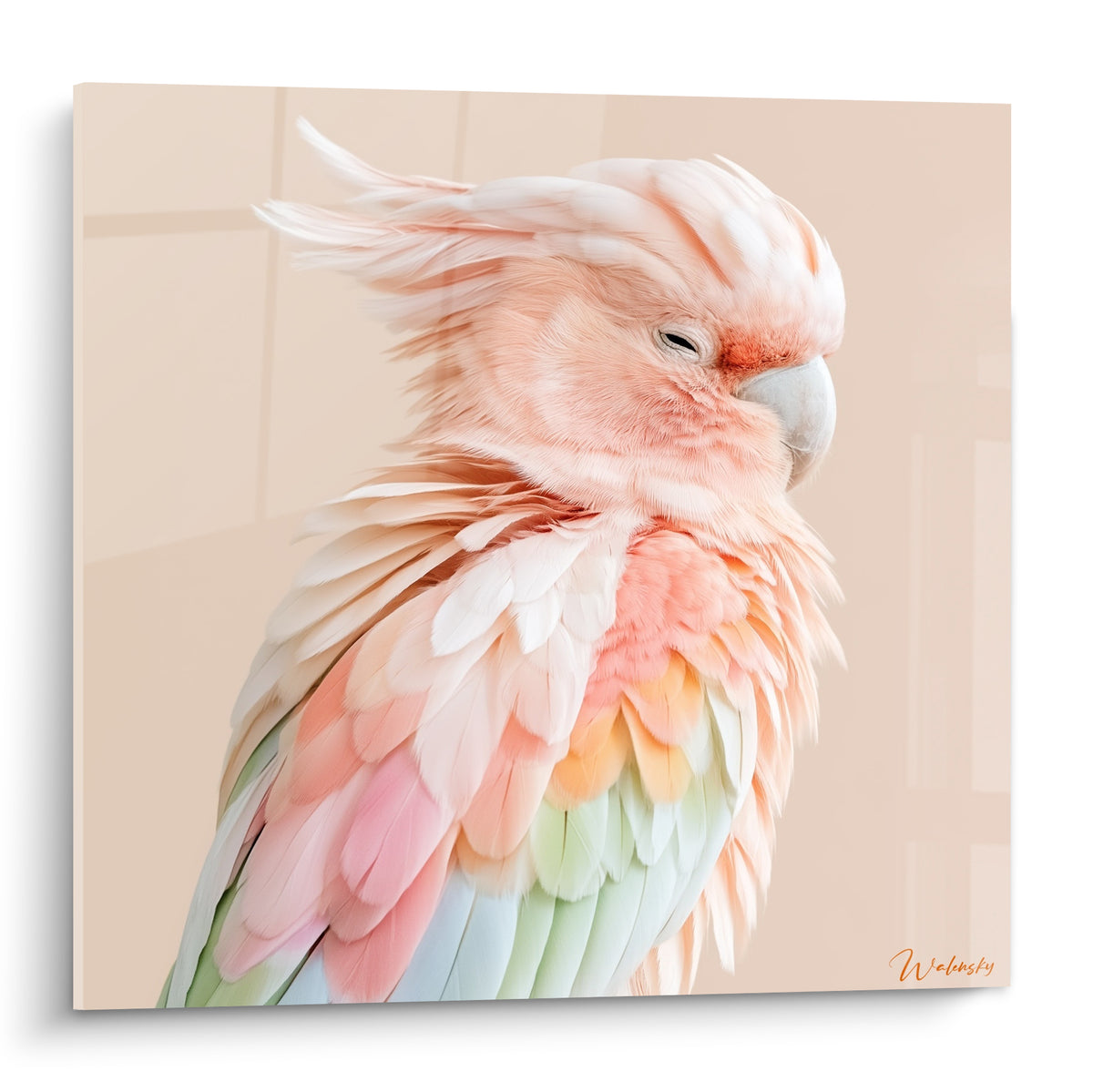 Cacatoès aux plumes roses et vertes pastel, tête inclinée, sur fond beige uni