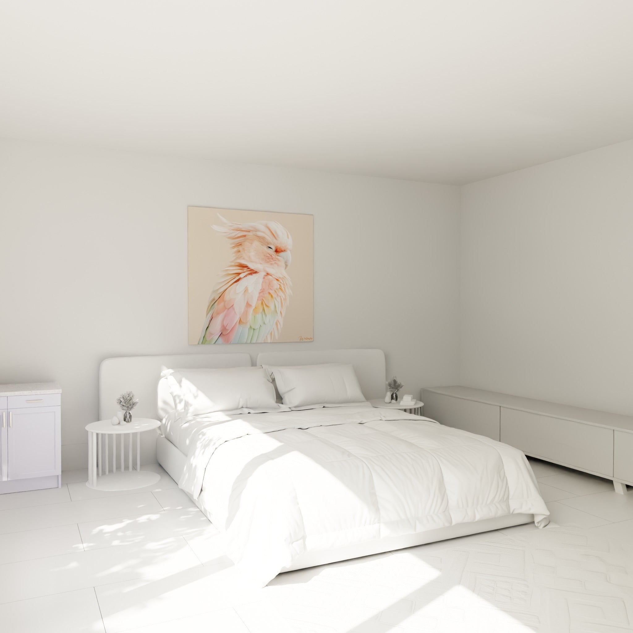 Perroquet rose et vert pastel aux yeux mi-clos, au-dessus d'un lit dans une chambre claire