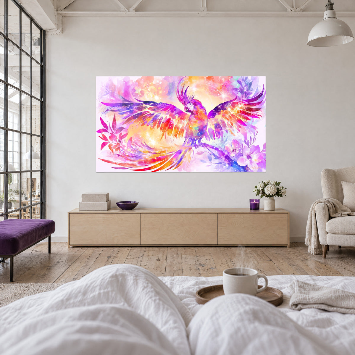 Tableau aquarelle d'un cacatoès éclatant, ailes déployées rose et orange, fond doré, au-dessus d'un lit dans une chambre claire