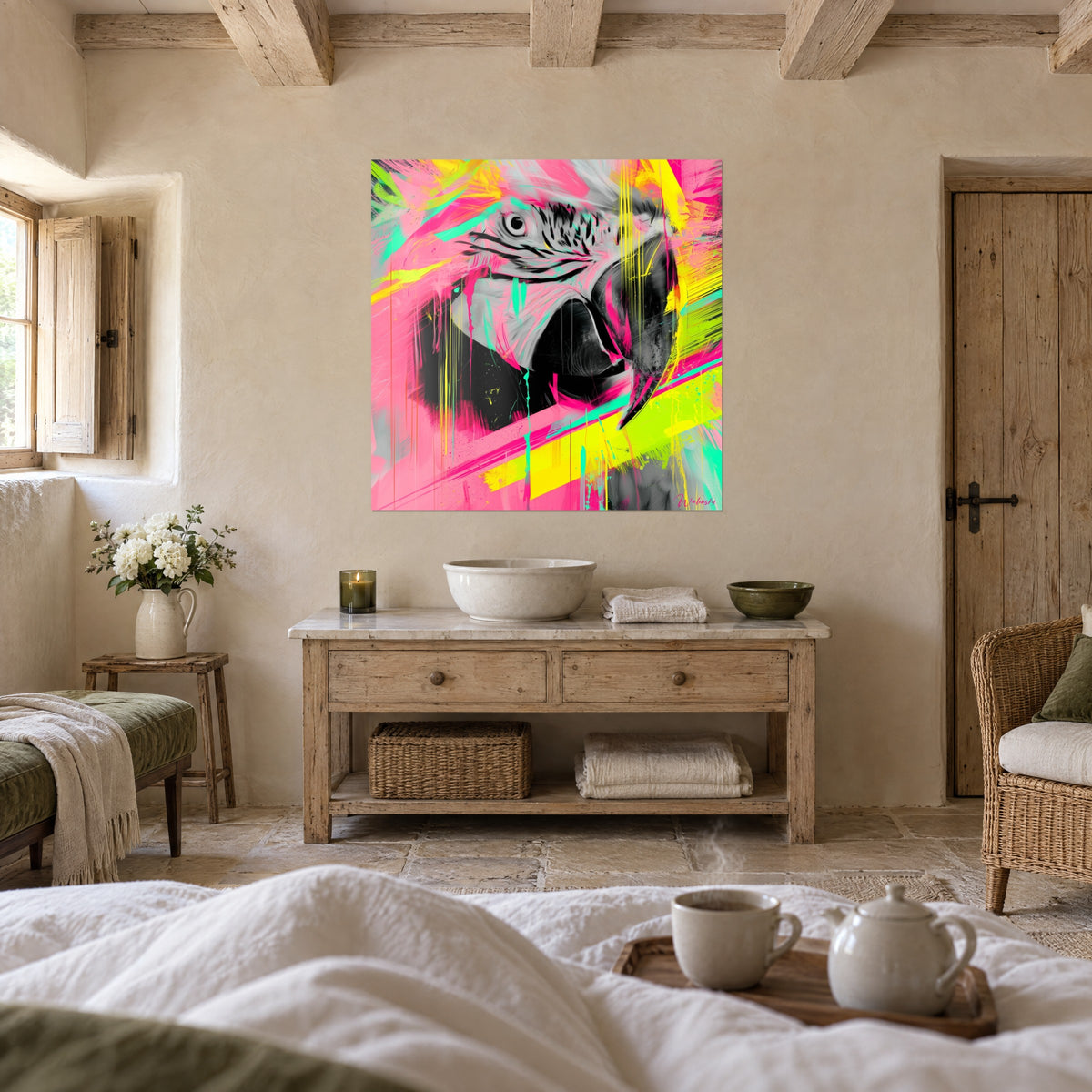 Tableau portrait d'ara en noir et blanc, traînées jaune fluo et rose bonbon, au-dessus d'un lit dans une chambre claire