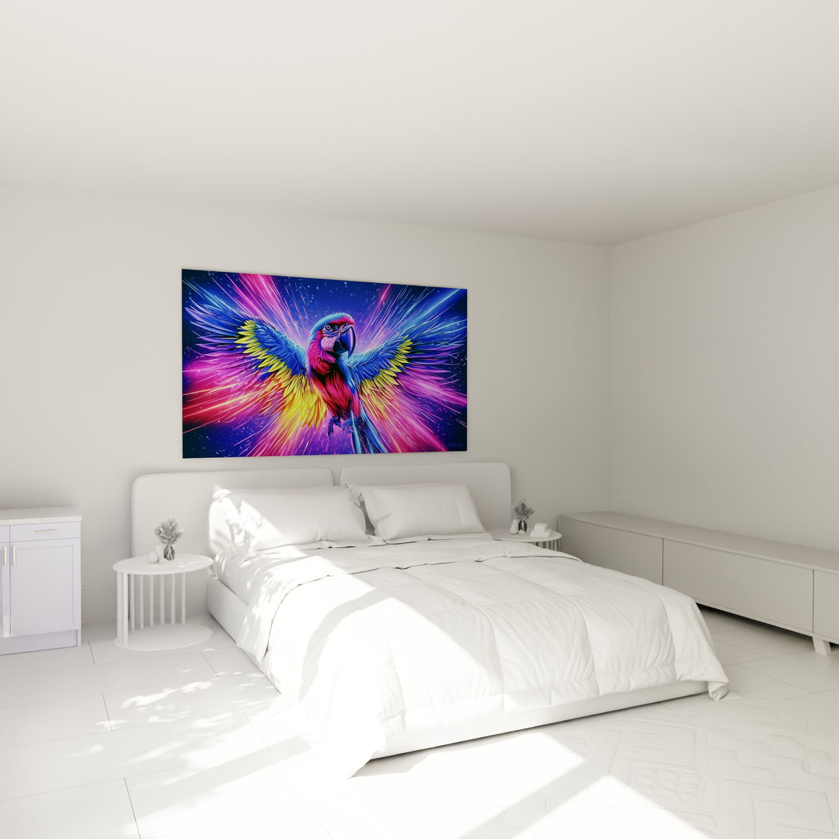 Ailes déployées d'un perroquet rose fluo et bleu marine au-dessus d'un lit dans une chambre claire