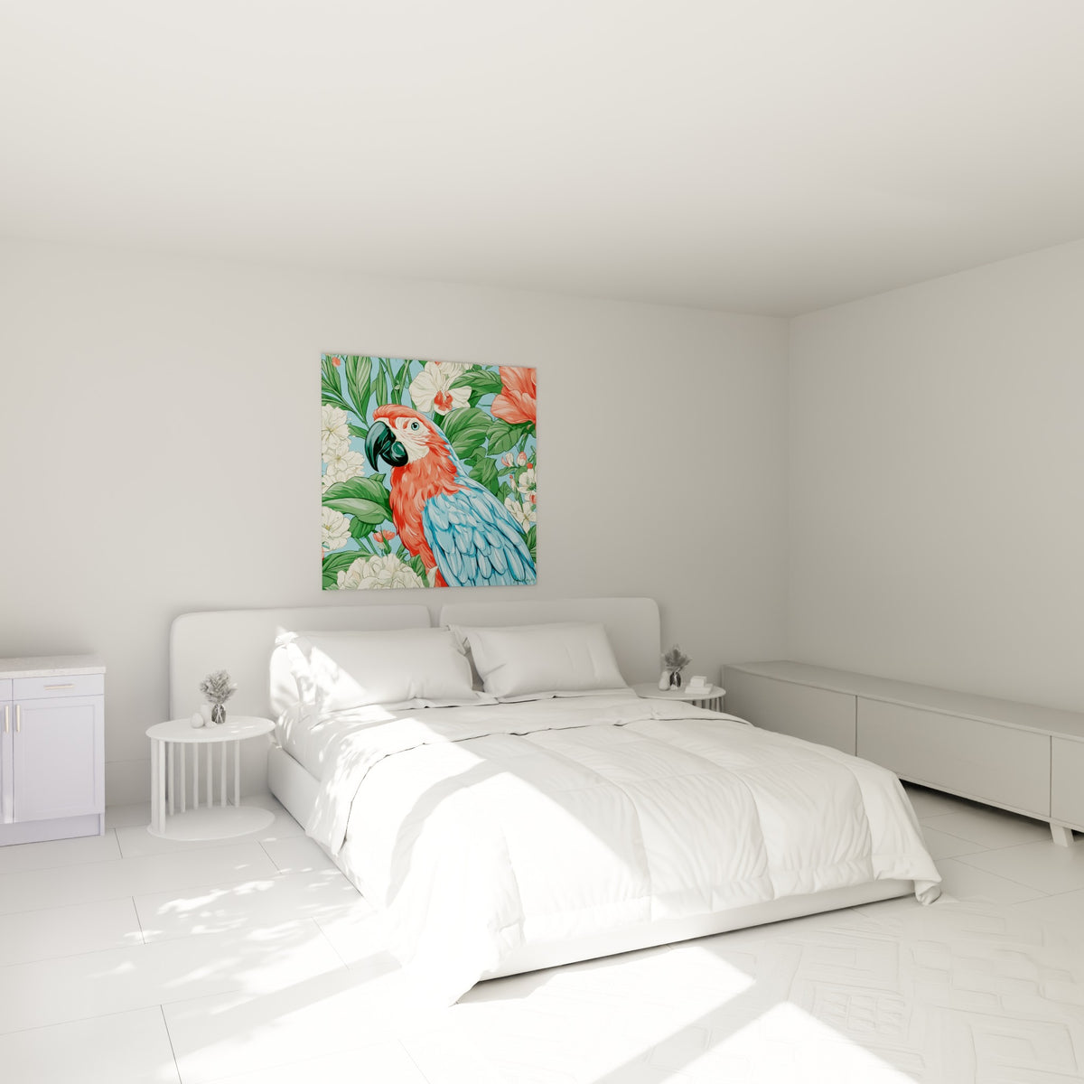 Oiseau tropical corail aux ailes bleu pastel au-dessus d'un lit dans une chambre claire