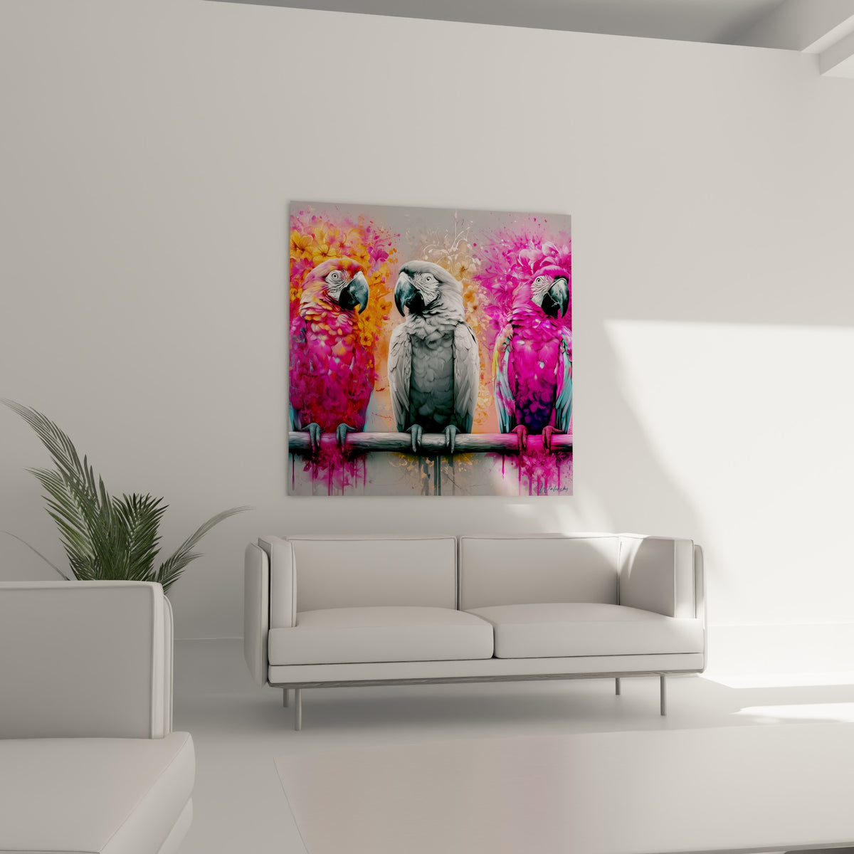 Perroquets colorés fuchsia et dorés perchés ensemble au-dessus d'un canapé dans un salon lumineux