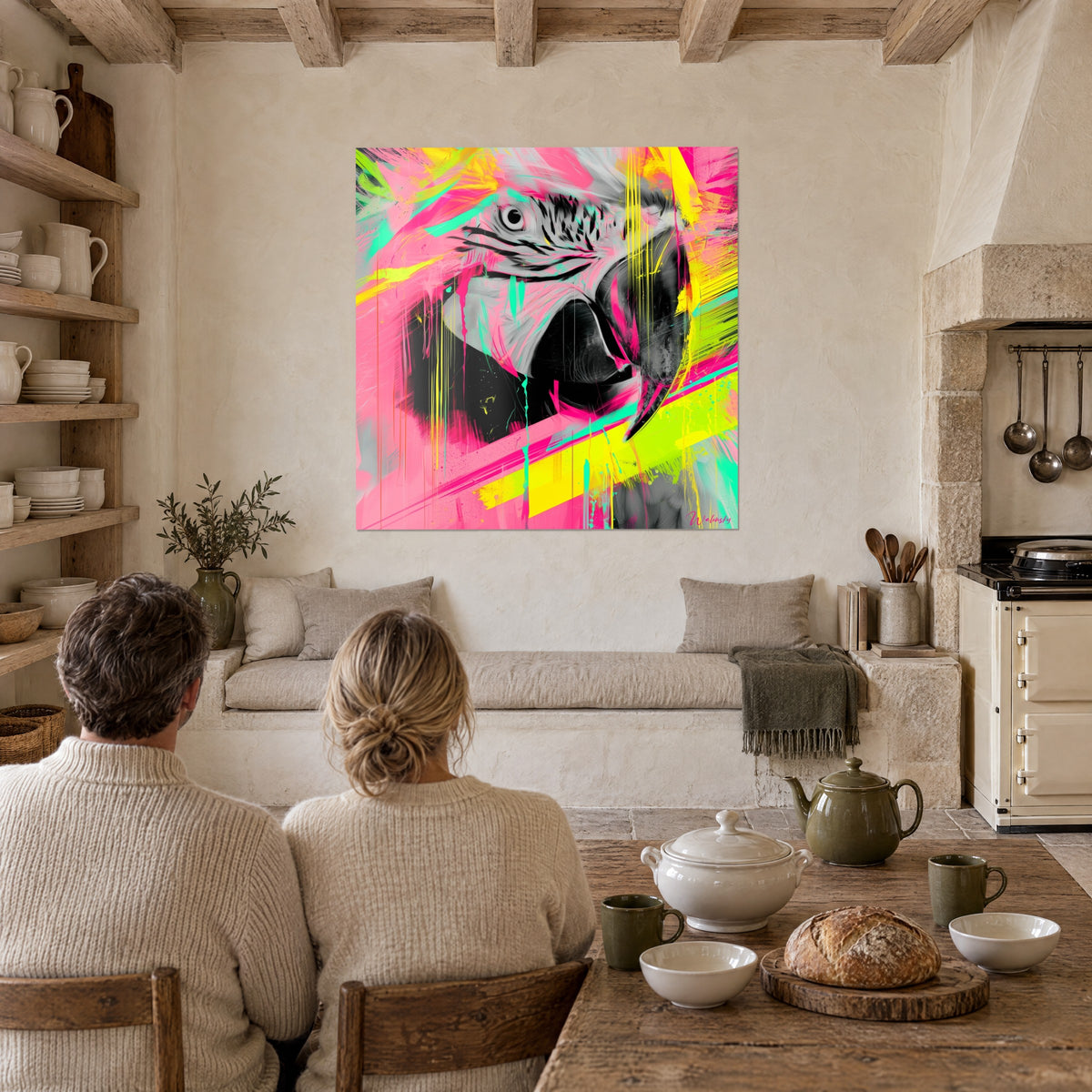 Tableau tête de perroquet éclaboussée de vert acide et de rose, œil rond cerné de rayures noires, près d'une cuisine en pierre