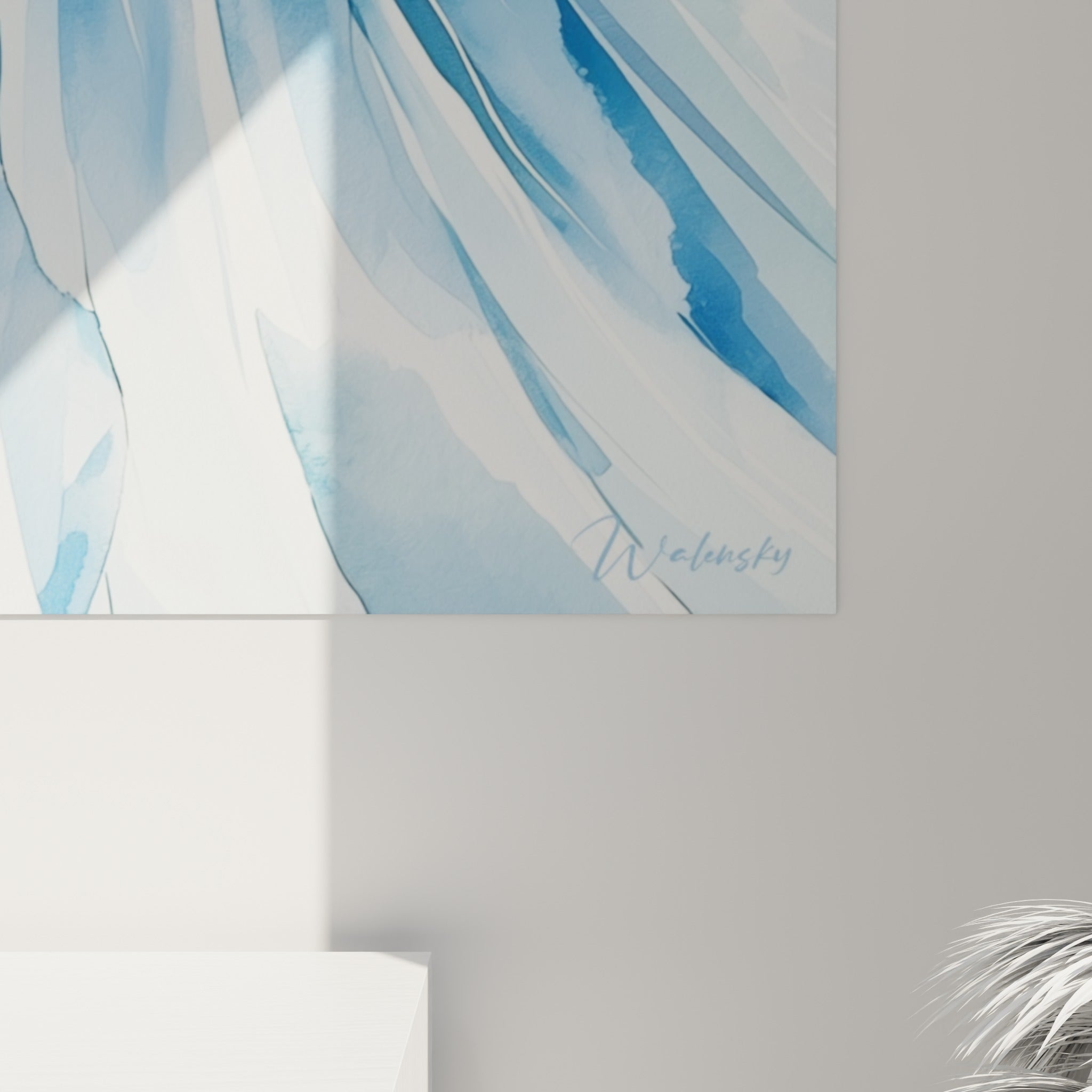 Détail des coulures aquarelle bleu marine et blanc, grain fin et éclaboussures visibles sur la toile