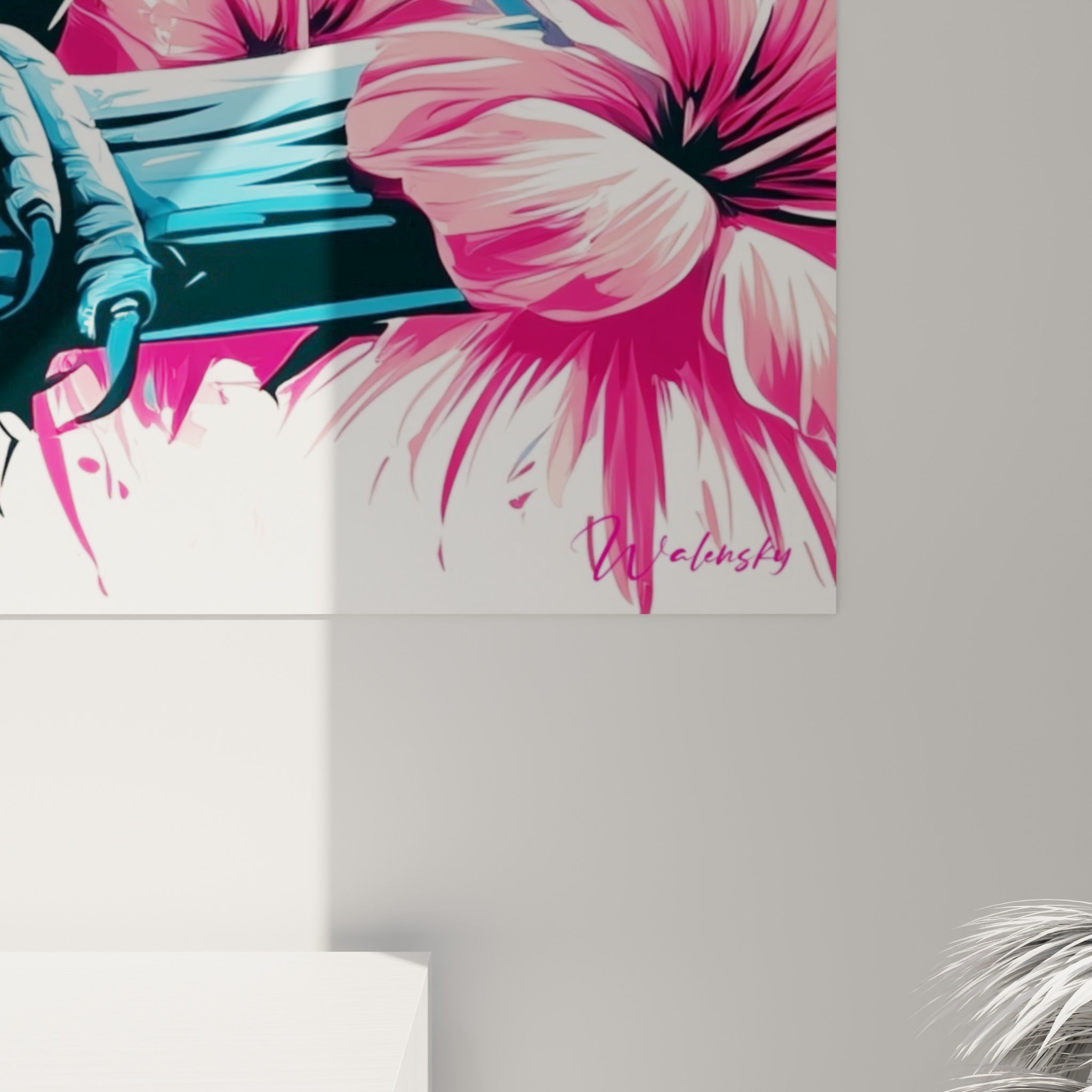 Détail du plumage du perroquet fuchsia et bleu marine, empâtements graphiques et éclaboussures blanches sur toile
