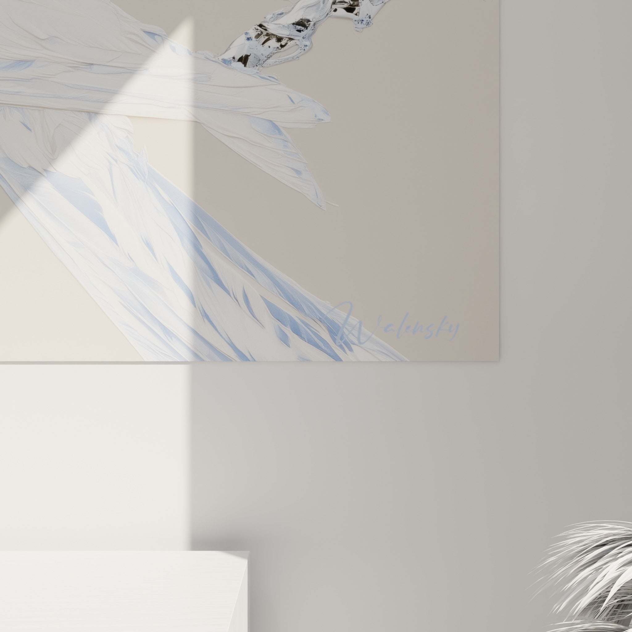 Détail des touches argentées et du bleu pastel formant les plumes du cacatoès en gros plan