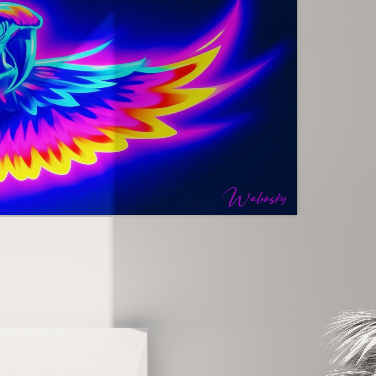 Détail des plumes fluo magenta et jaunes du perroquet, traits lumineux et contours électriques visibles de près