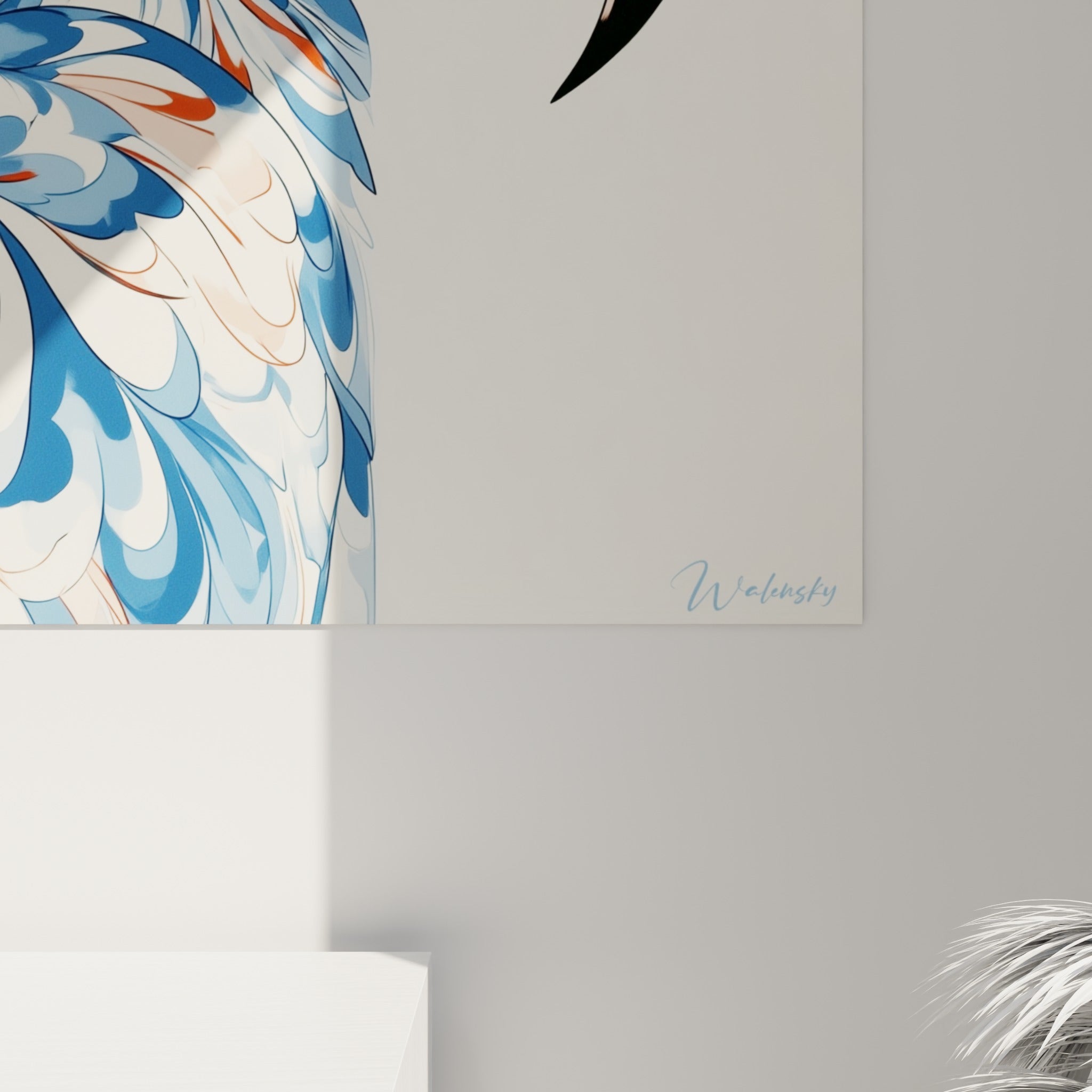Détail des plumes marbrées bleu marine et corail d'un perroquet, textures fluides accrochées au mur