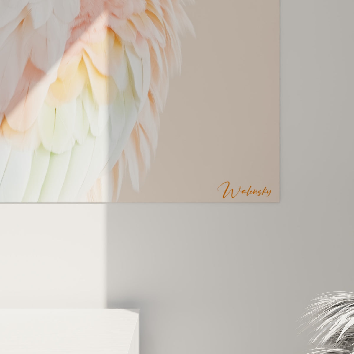 Détail des plumes roses, vertes et bleu pastel du cacatoès, texture fine et vaporeuse visible de près