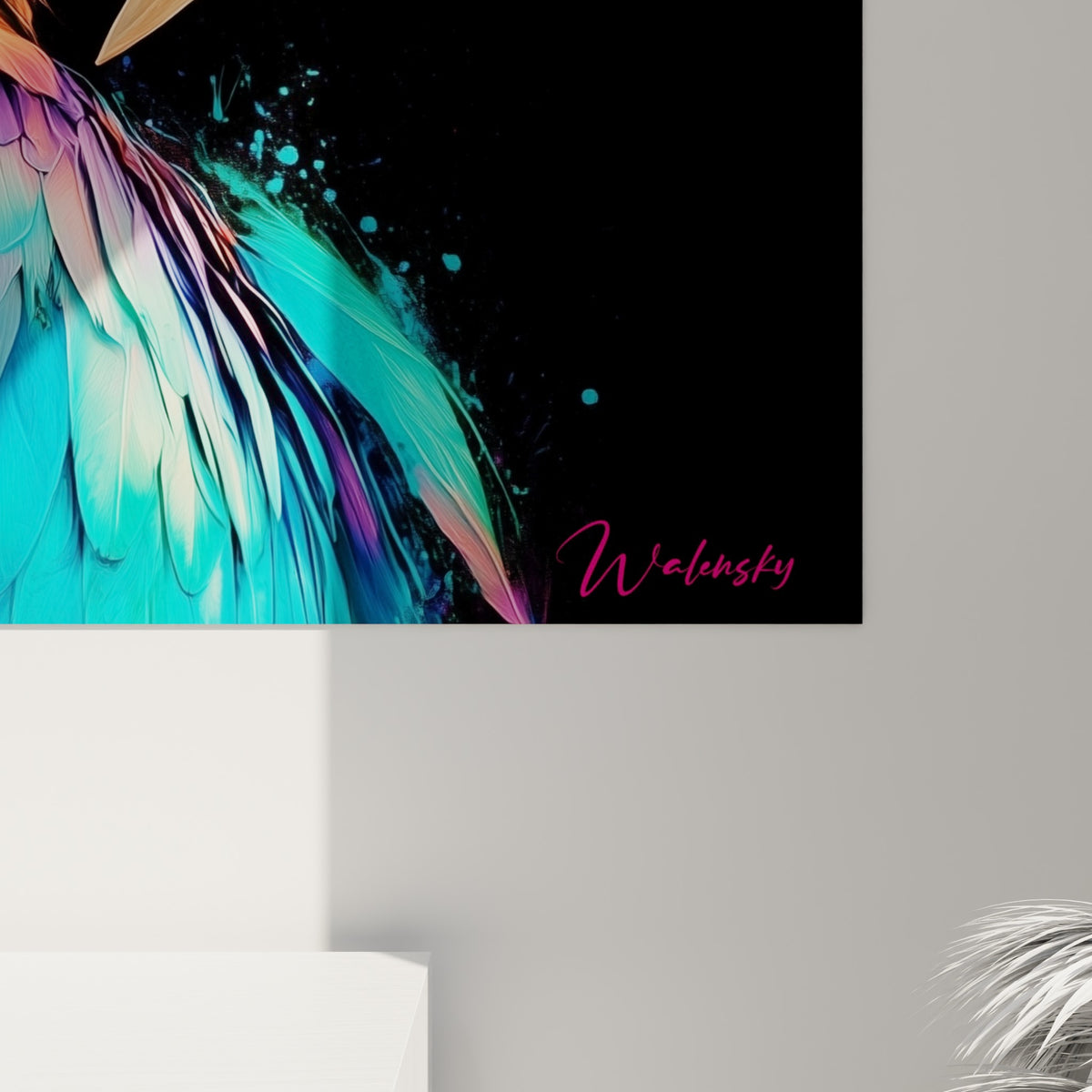 Détail des plumes orange et turquoise texturées du perroquet, coulures colorées visibles sur fond noir