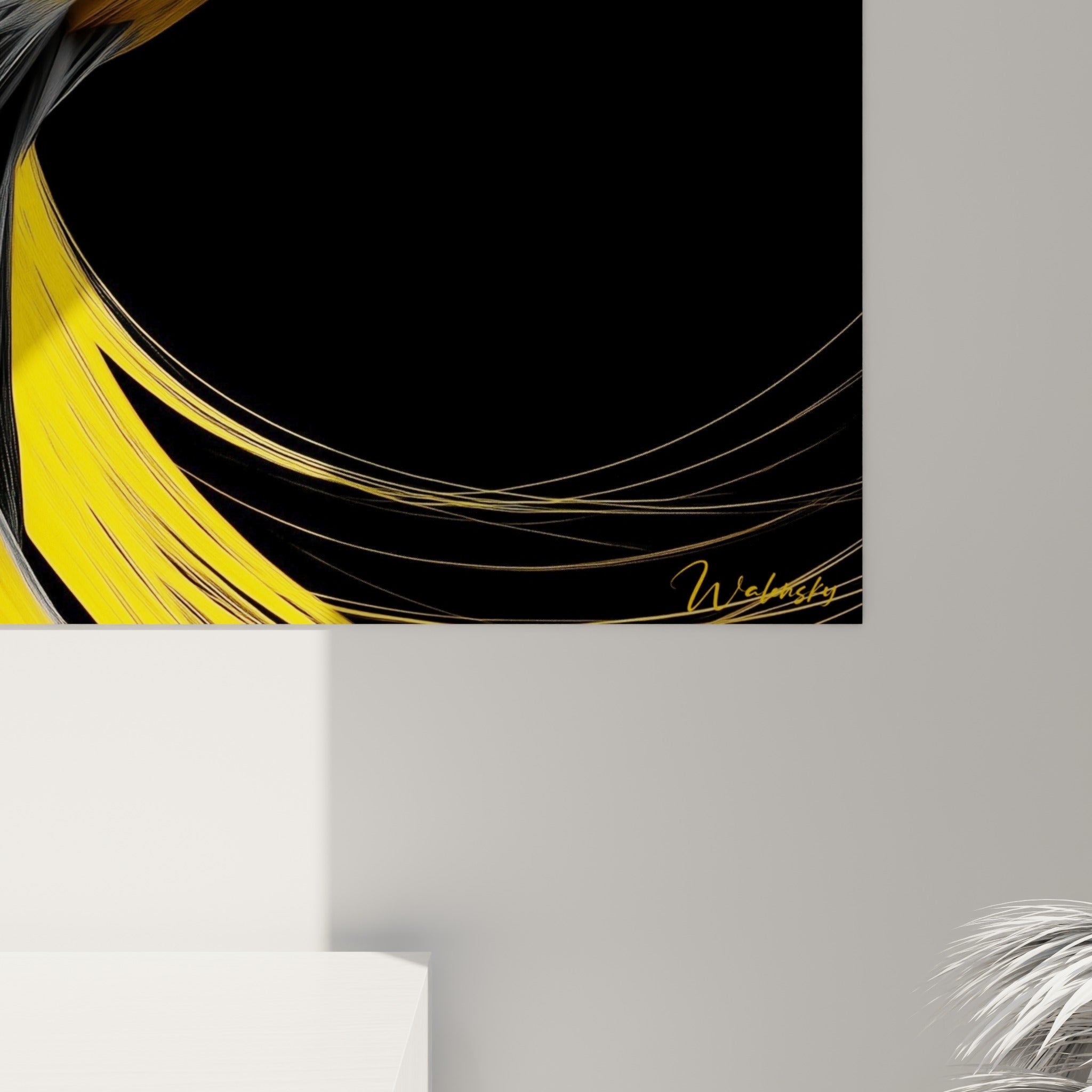 Détail des plumes texturées jaune moutarde et gris fumé du perroquet, empâtements visibles à l'accrochage
