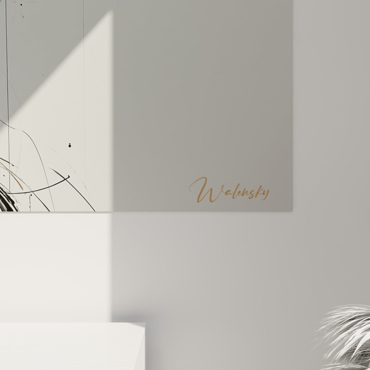 Détail des traits dorés et noirs griffés sur la toile, texture picturale du bec anthracite du perroquet