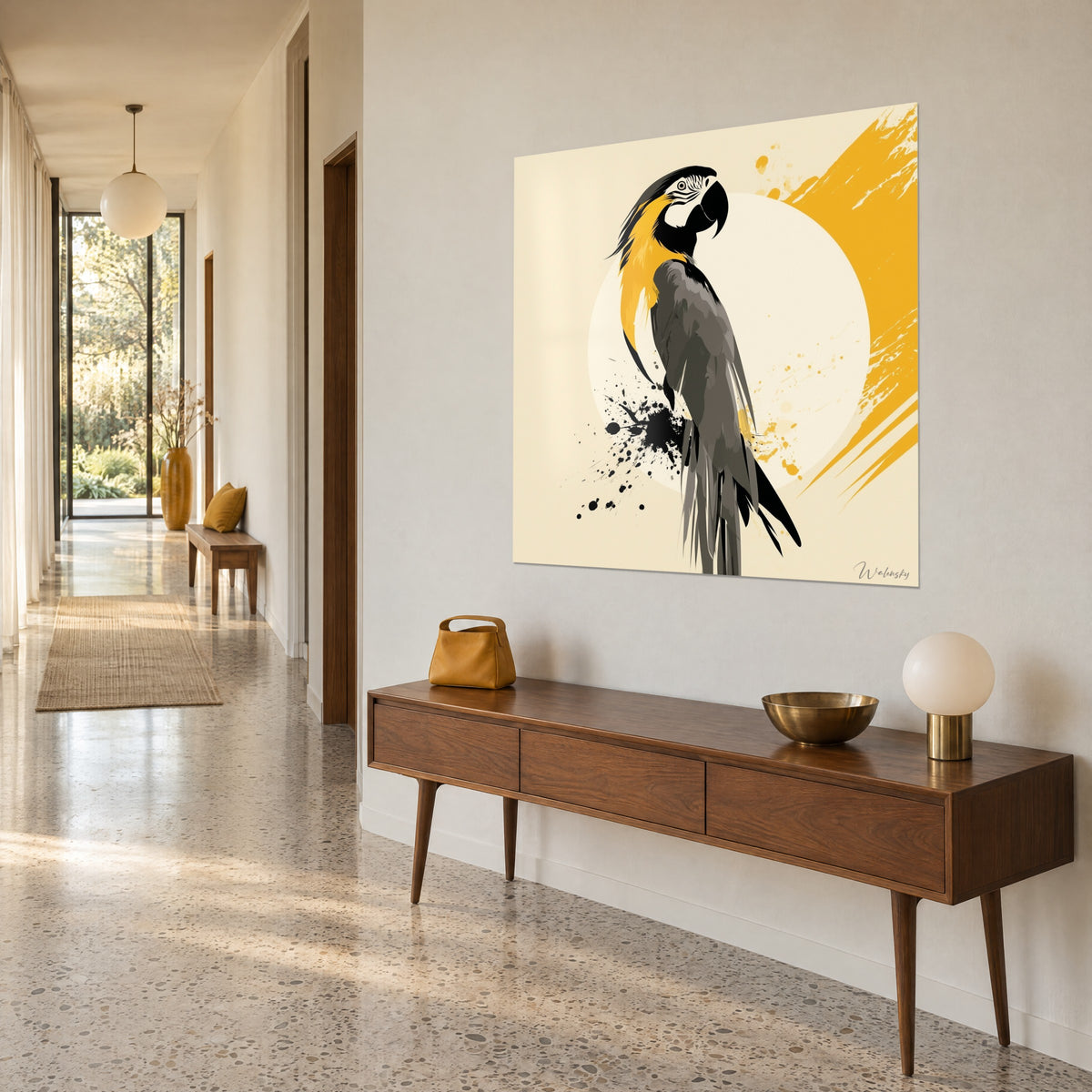 Tableau ara au bec noir recourbé devant un disque crème, grands traits ocre jaune en aplat, console en bois dans un couloir de maison années 50