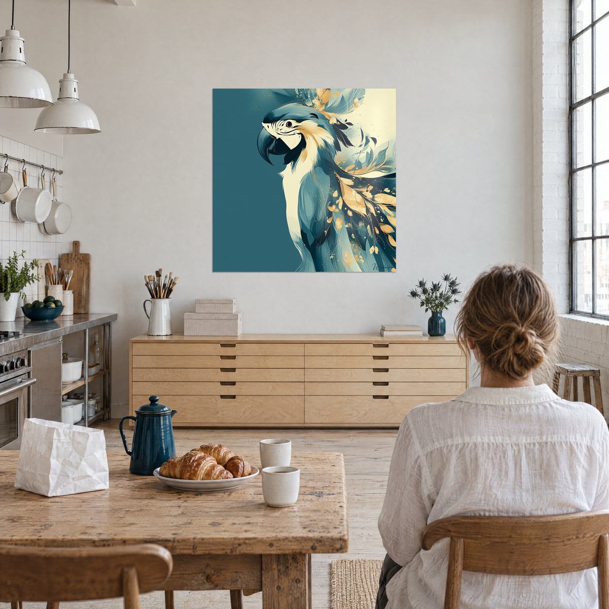 Tableau perroquet de profil, bec noir et poitrine ivoire, éclats dorés sur bleu profond, face à une femme attablée en loft