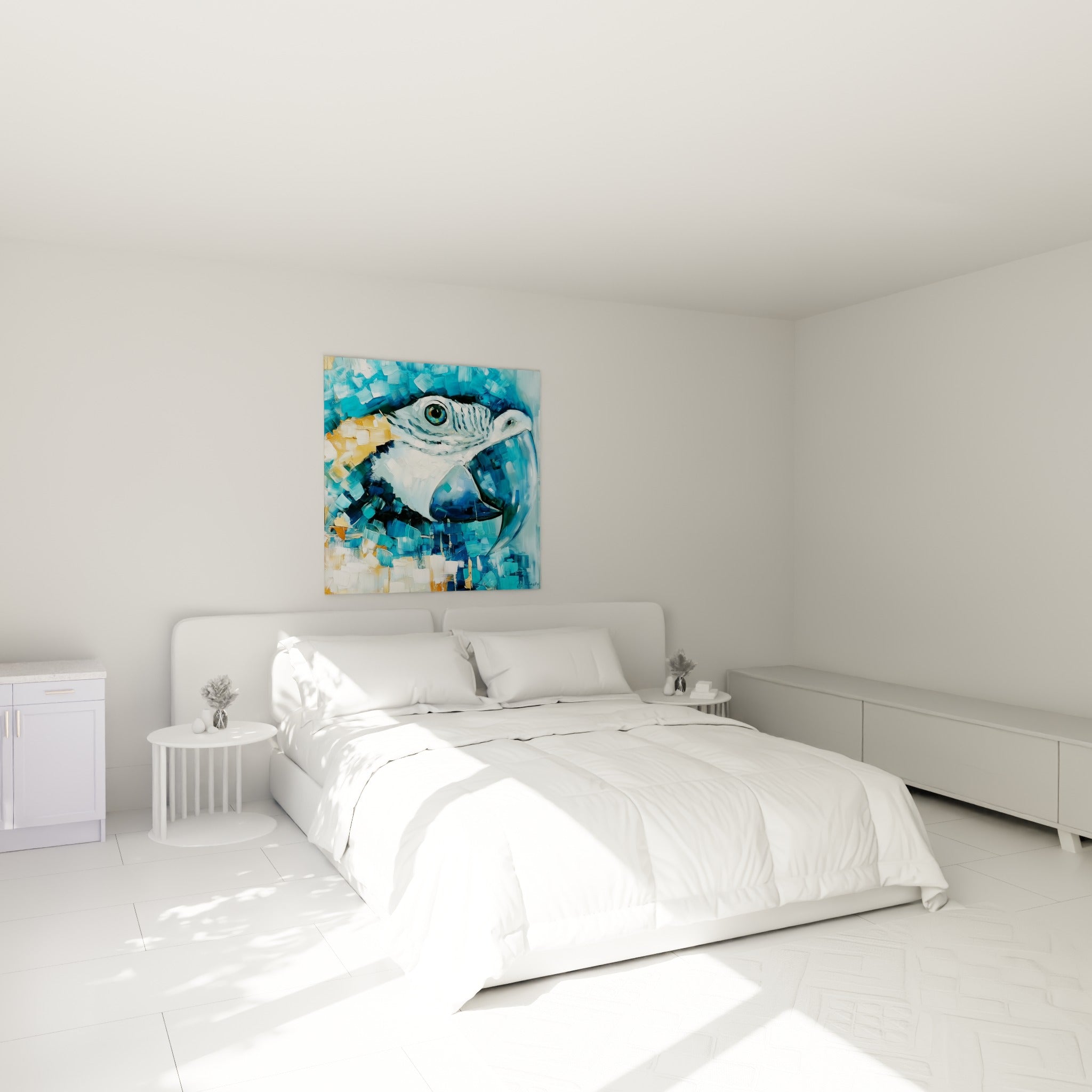 Bec incurvé du perroquet bleu et blanc accroché au-dessus d'un lit dans une chambre claire
