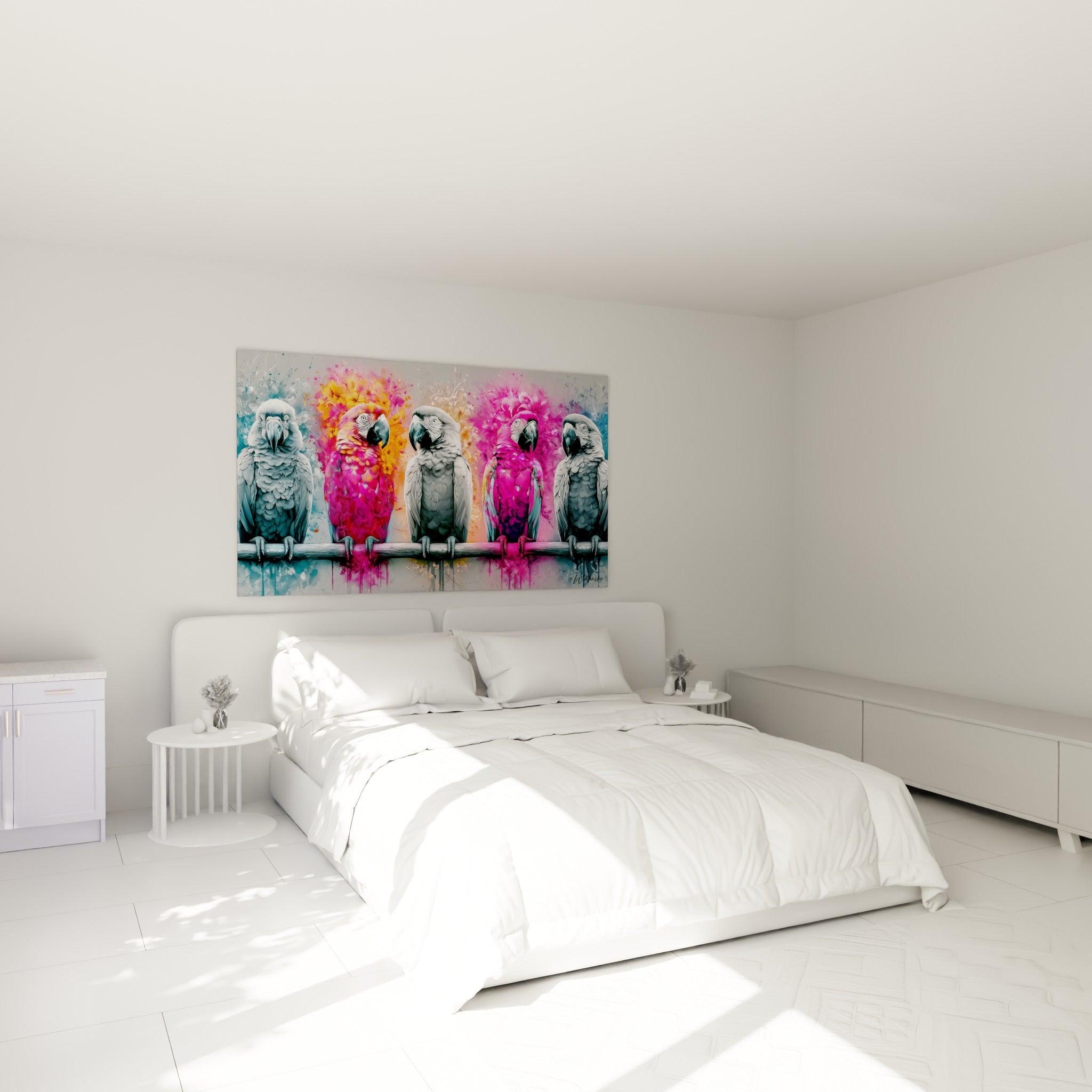 Cinq perroquets aux tons gris et fuchsia au-dessus d'un lit dans une chambre claire