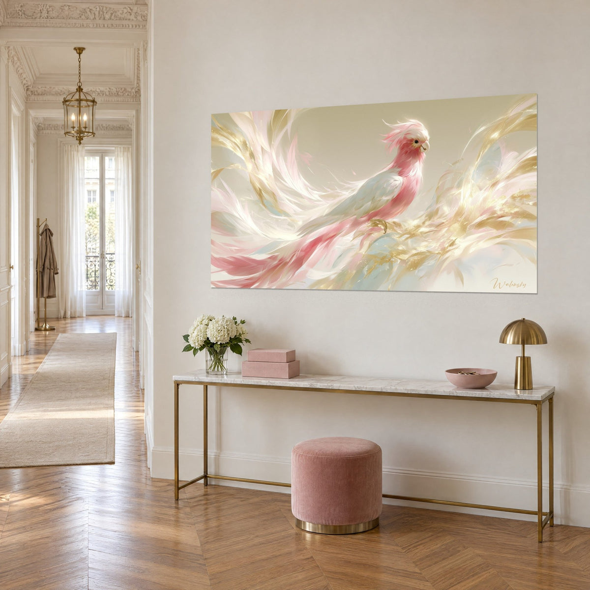Cuadro loro rosa y blanco posado, larga cola en volutas doradas sobre fondo beige, encima de una consola en un recibidor de estilo haussmanniano