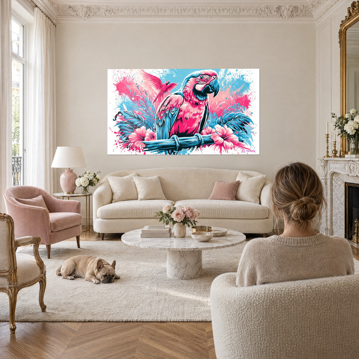 Tableau perroquet ara rose et bleu sur son perchoir, hibiscus roses et feuillage azur, au-dessus d'un canapé dans un salon lumineux