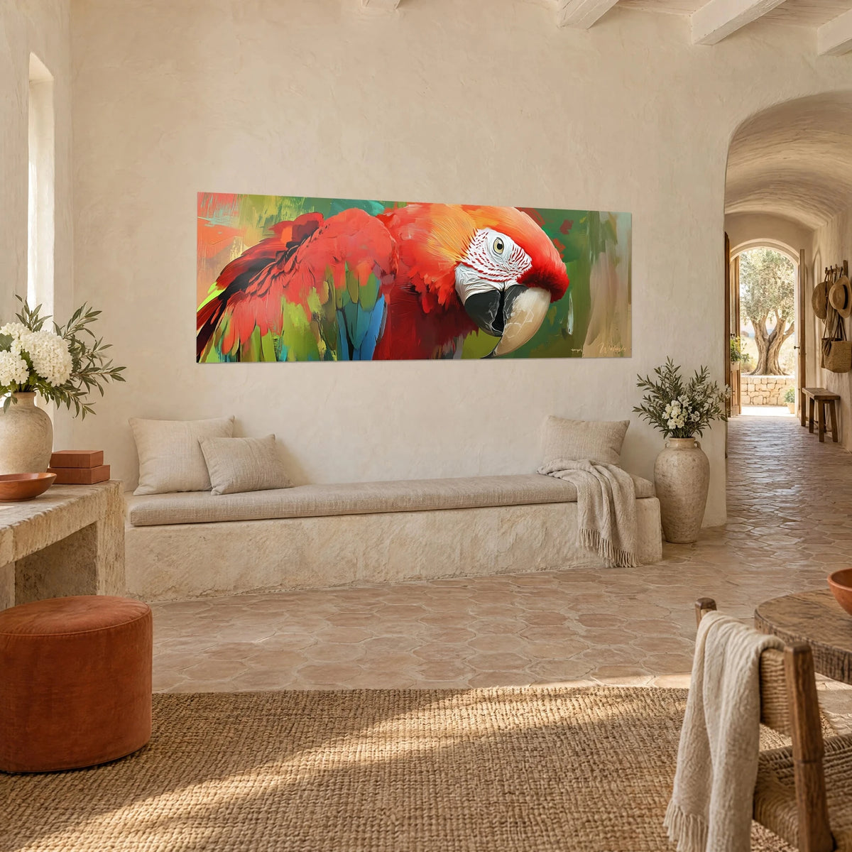 Tableau perroquet rouge vif et vert mousse, œil doré cerclé de blanc, sur un mur crème de mas provençal en trois-quarts