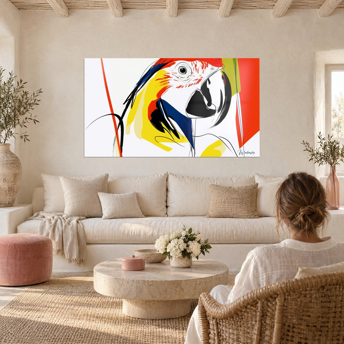 Schilderij papegaai ara met open zwarte snavel, felgele en marineblauwe veren, inktlijn, boven een bank in een lichte woonkamer