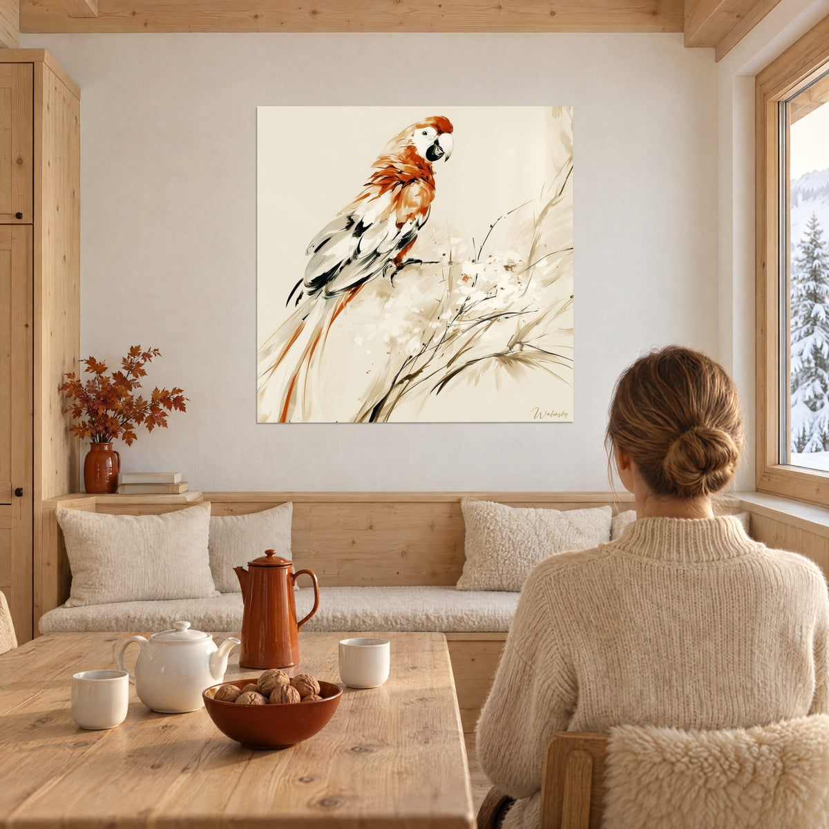 Quadro pappagallo con tratti d'inchiostro nero e tocchi arancio, una donna con chignon morbido di spalle accanto a un tavolo di legno da chalet