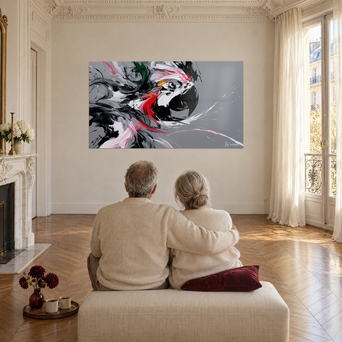 Tableau volatile aux plumes tourbillonnantes noires et roses, éclats blancs sur gris, couple âgé de dos assis dans un salon haussmannien