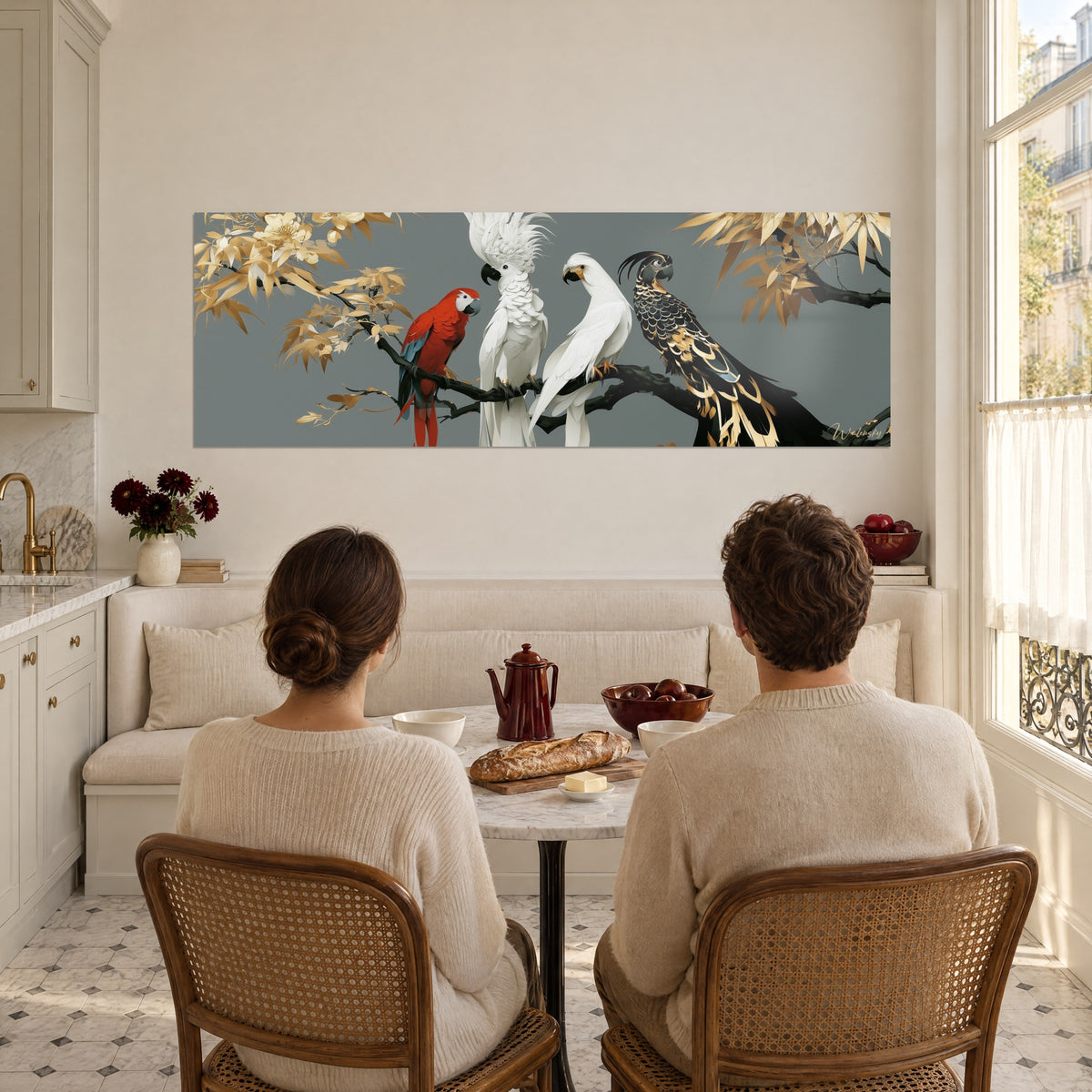 Tableau assemblée de volatiles blancs, rouges et noir doré, panoramique gris, au-dessus d'une banquette dans une cuisine ouverte lumineuse
