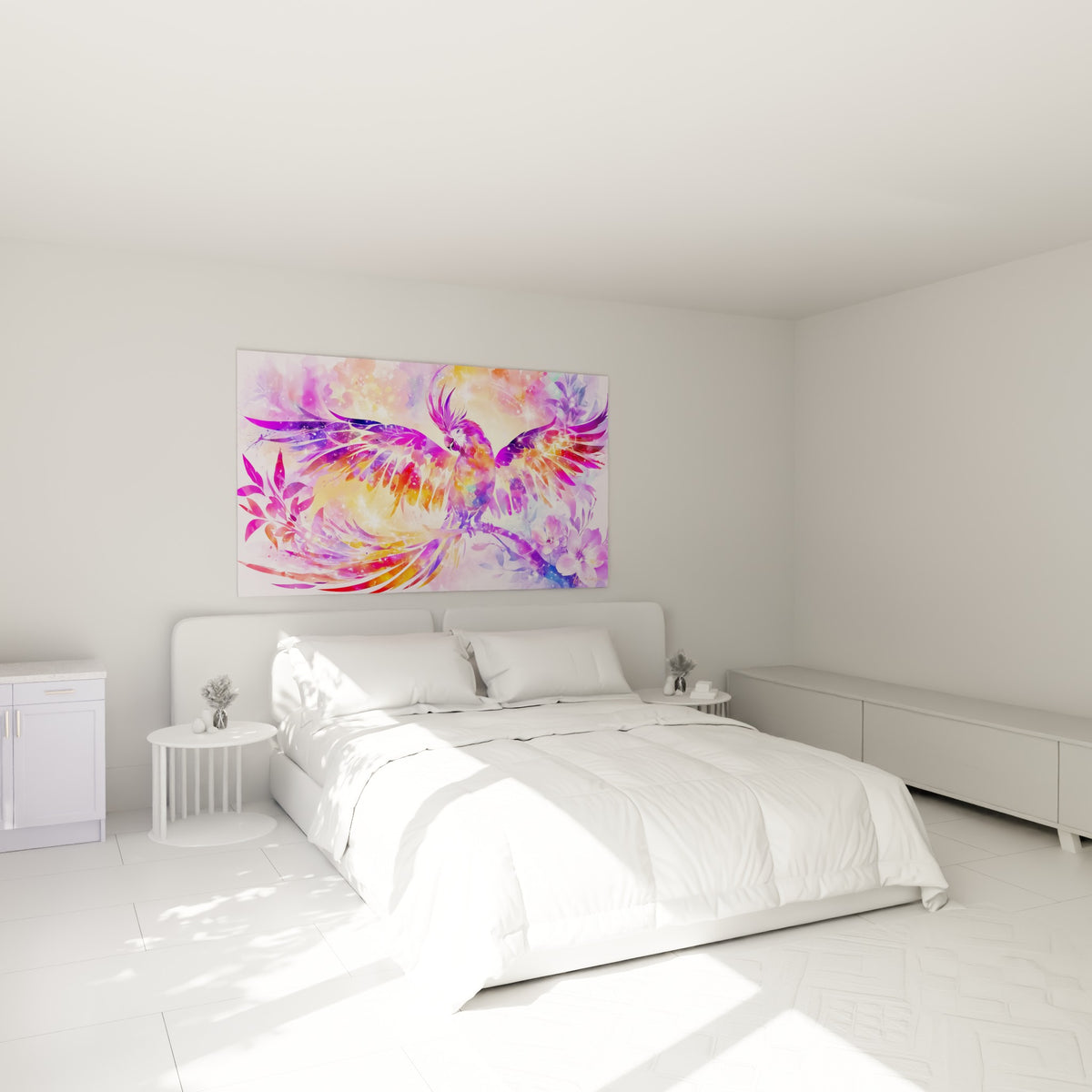 Perroquet aux plumes violettes et dorées en plein envol, accroché au-dessus d'un lit dans une chambre claire