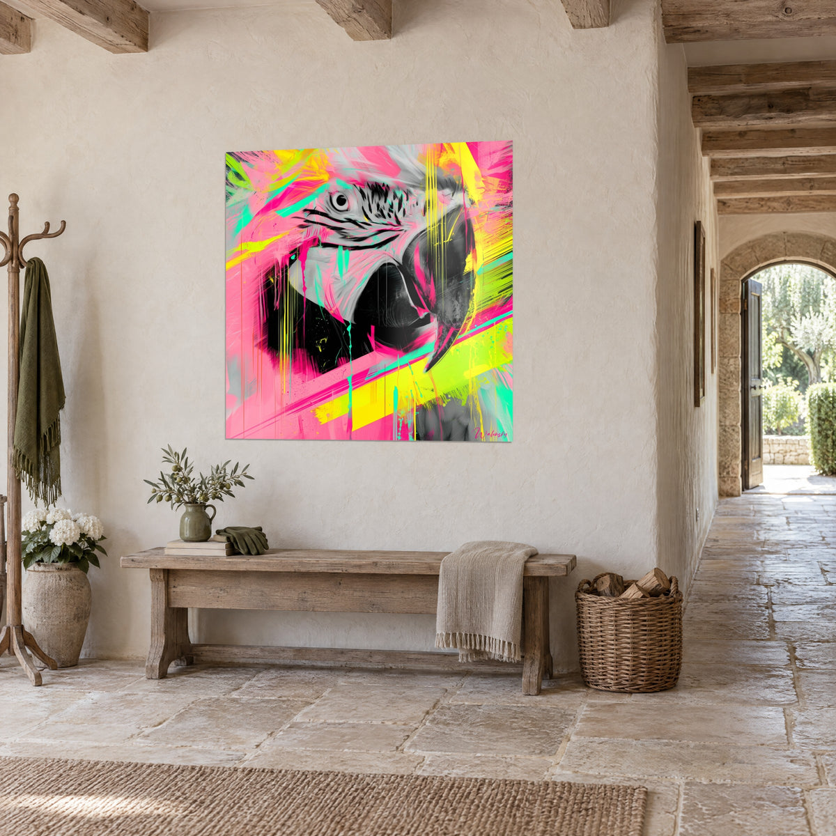 Tableau oiseau tropical au bec noir recourbé, coulures turquoise et rose vif sur fond gris, couloir en pierre d'une maison de campagne