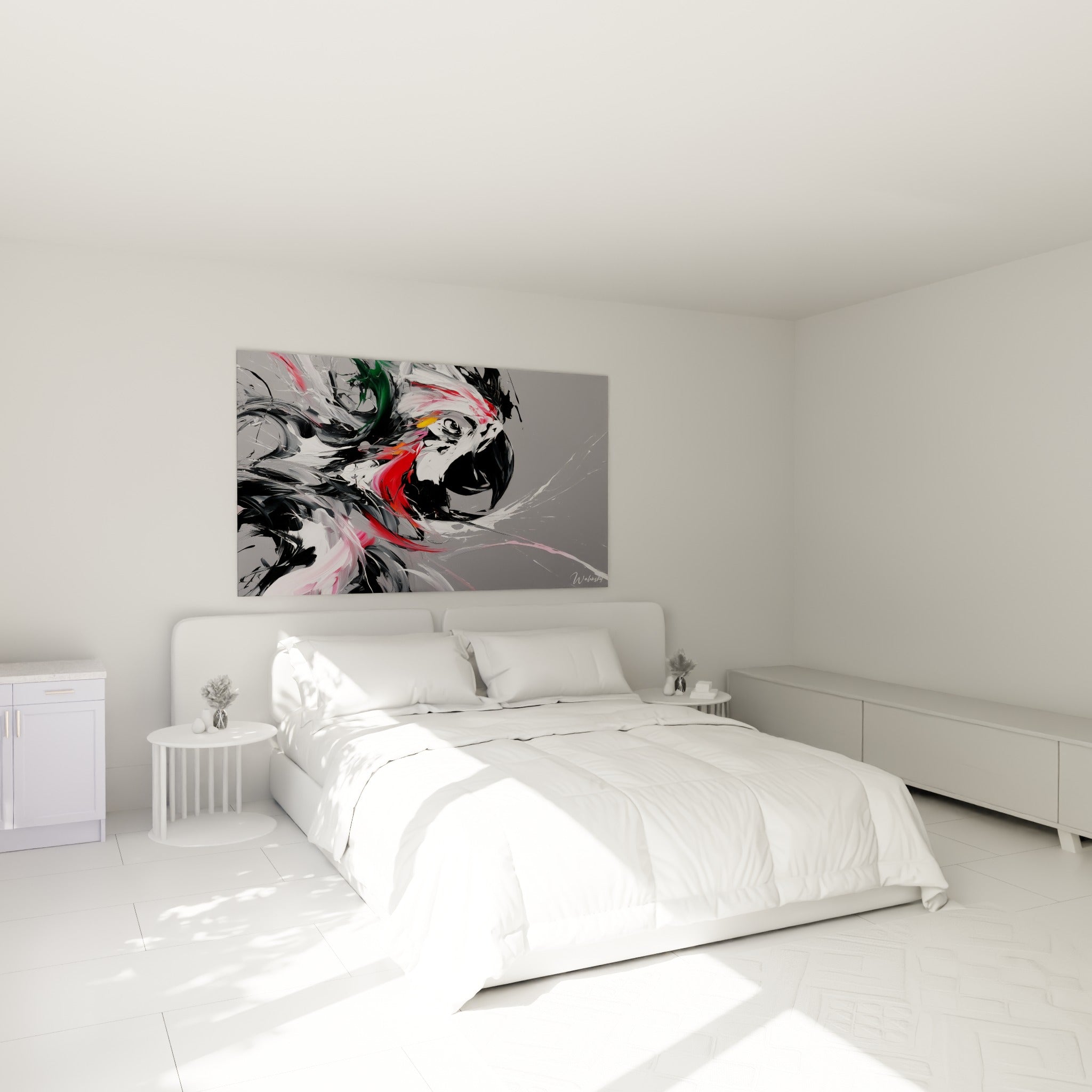 Perroquet rouge et gris en plein cri au-dessus d'un lit dans une chambre claire
