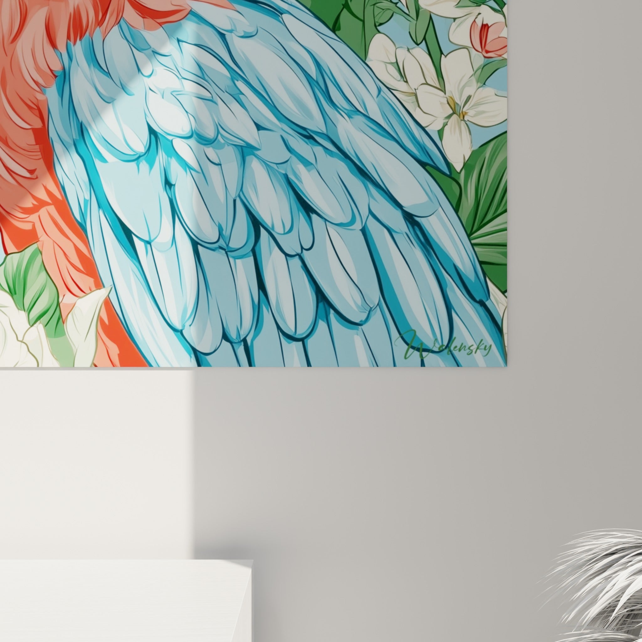 Détail des plumes bleu pastel et corail du perroquet contre le feuillage vert dense