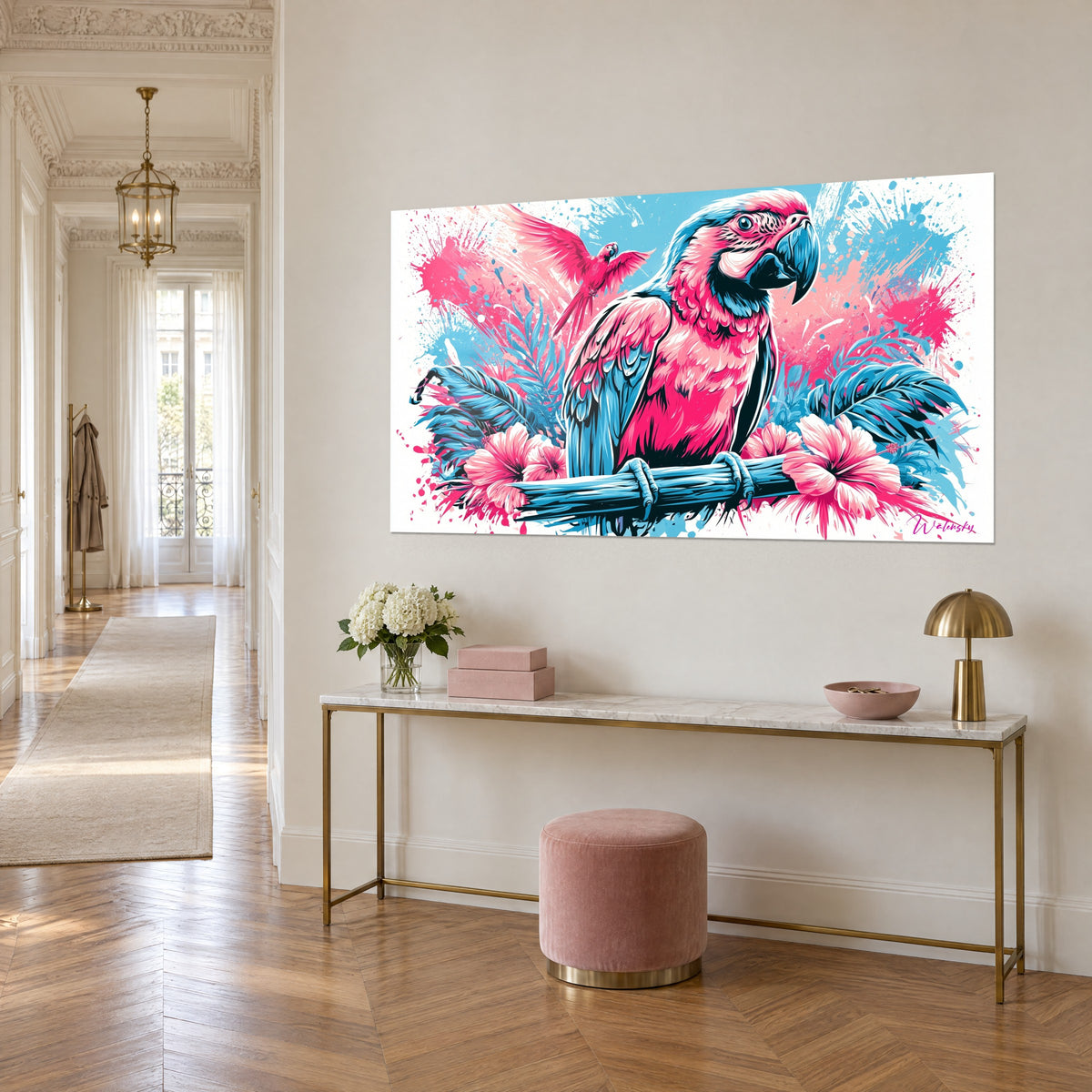 Tableau oiseau tropical au plumage fuchsia et turquoise, éclaboussures de peinture sur fond blanc, console dorée d'un couloir haussmannien
