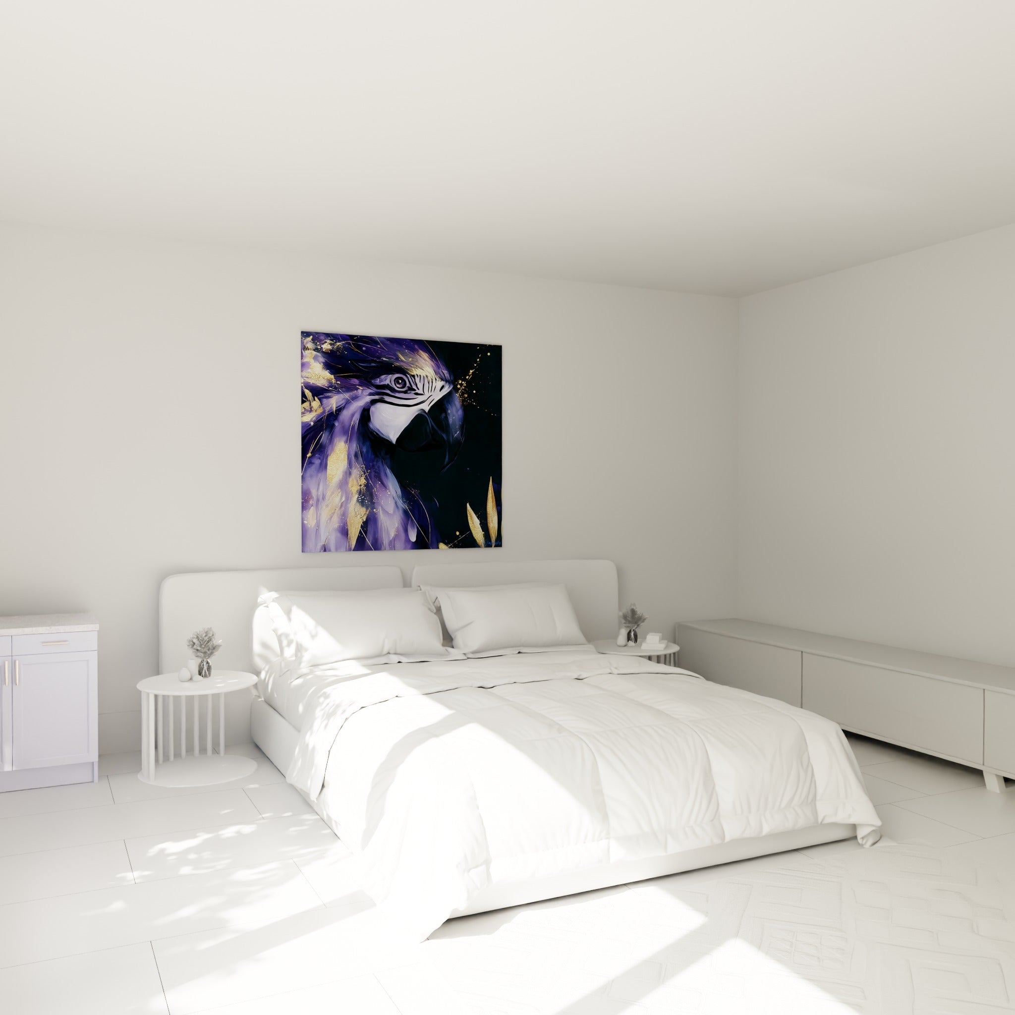 Ara mauve aux plumes dorées accroché au-dessus d'un lit dans une chambre claire et épurée