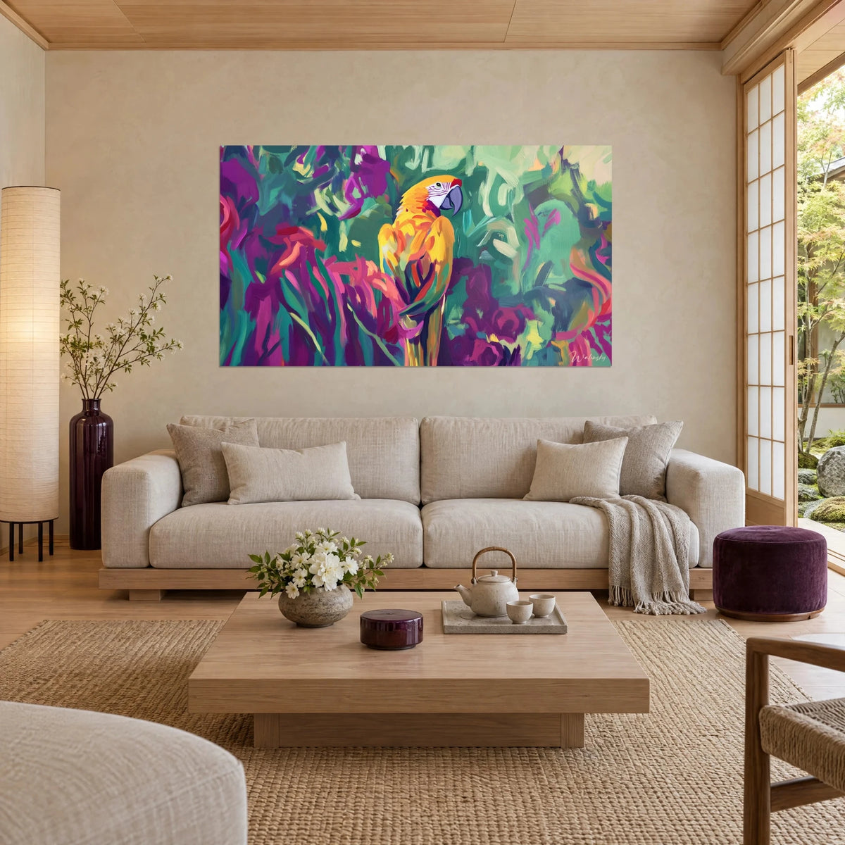 Cuadro de un guacamayo amarillo azafrán posado entre follaje morado y verde, pinceladas gruesas, sobre un sofá en un salón luminoso