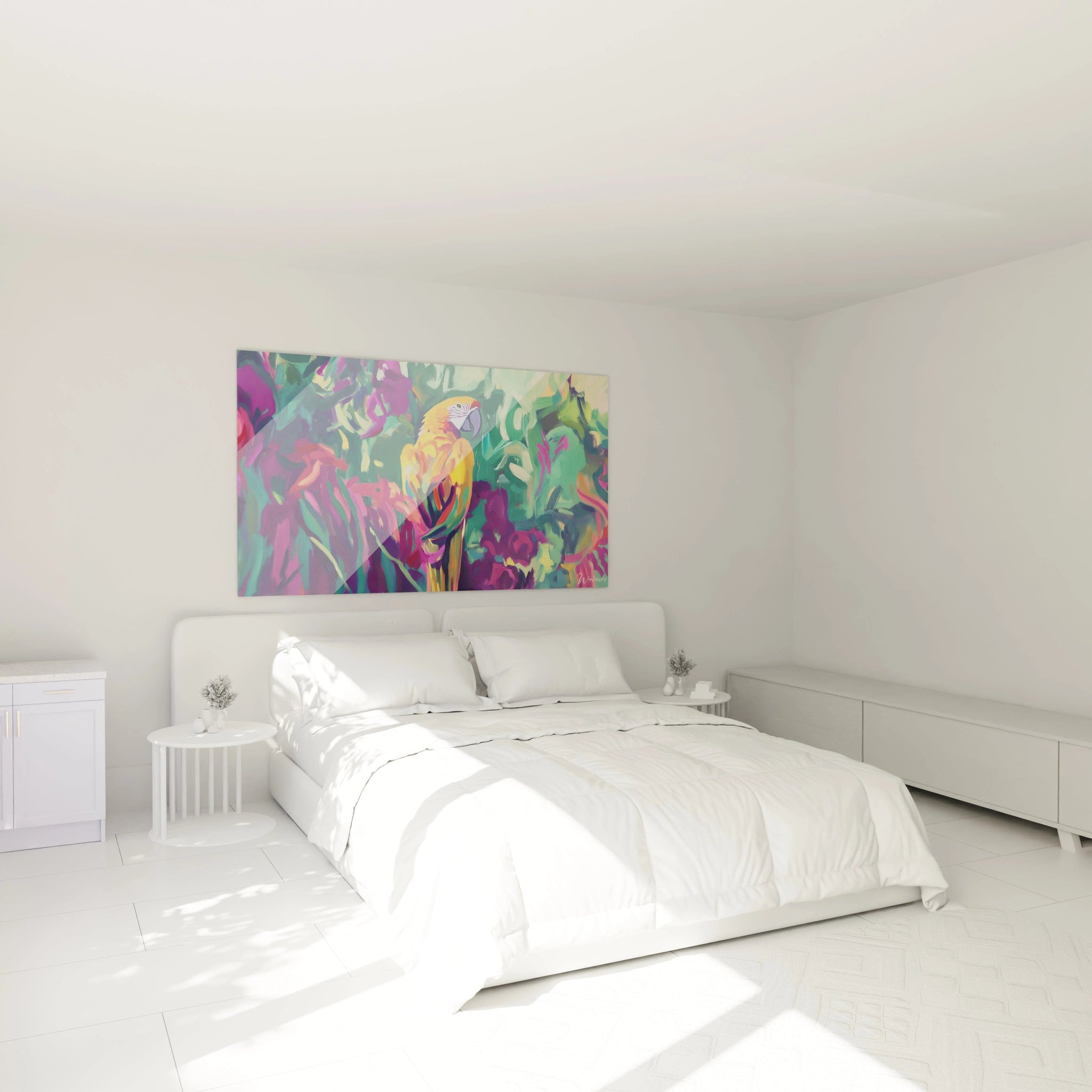 Tableau perroquet coloré Walensky accroché au-dessus d'un lit blanc dans une chambre minimaliste