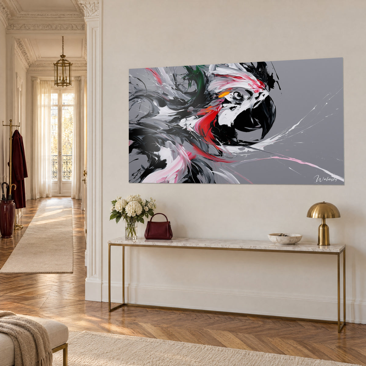 Tableau perroquet aux coups de pinceau noirs et blancs, traînées roses et touche rouge, accroché au-dessus d'une console dorée