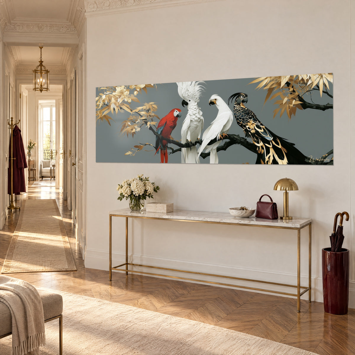 Tableau quatre oiseaux exotiques perchés, plumage rouge, blanc et noir doré, feuillage d'or, console dorée dans un couloir haussmannien
