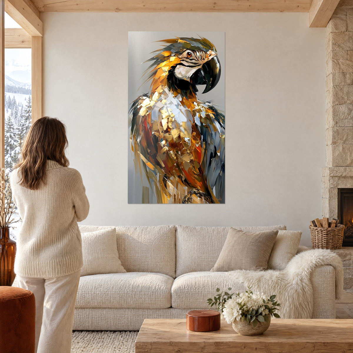 Tableau perroquet ara aux plumes d'or et de blanc, bec noir luisant, femme de dos, au-dessus d'un canapé dans un salon lumineux