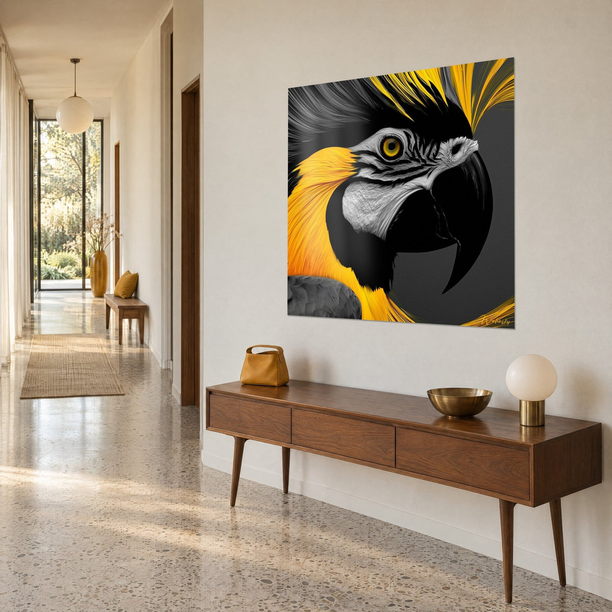 Quadro Pappagallo dal becco nero ricurvo, collare giallo acceso e guancia bianca striata, corridoio in legno, vista a tre quarti