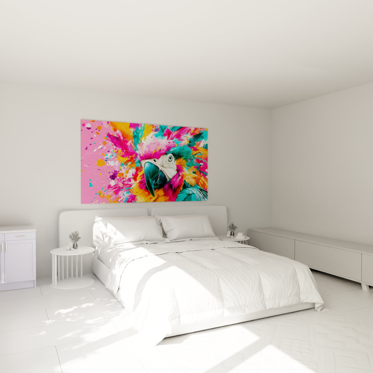 Œil perçant du perroquet coloré en jaune et turquoise au-dessus d'un lit dans une chambre claire