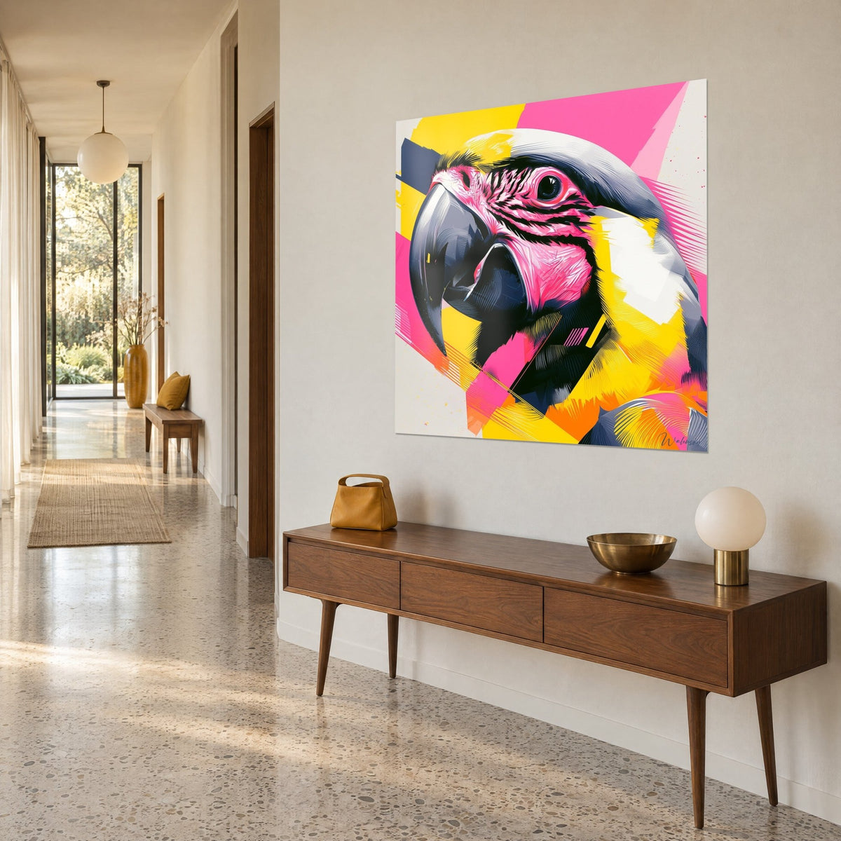 Quadro Pappagallo rosa e giallo dagli occhi cerchiati di nero e becco scuro ricurvo, visto di scorcio su una parete beige, corridoio luminoso